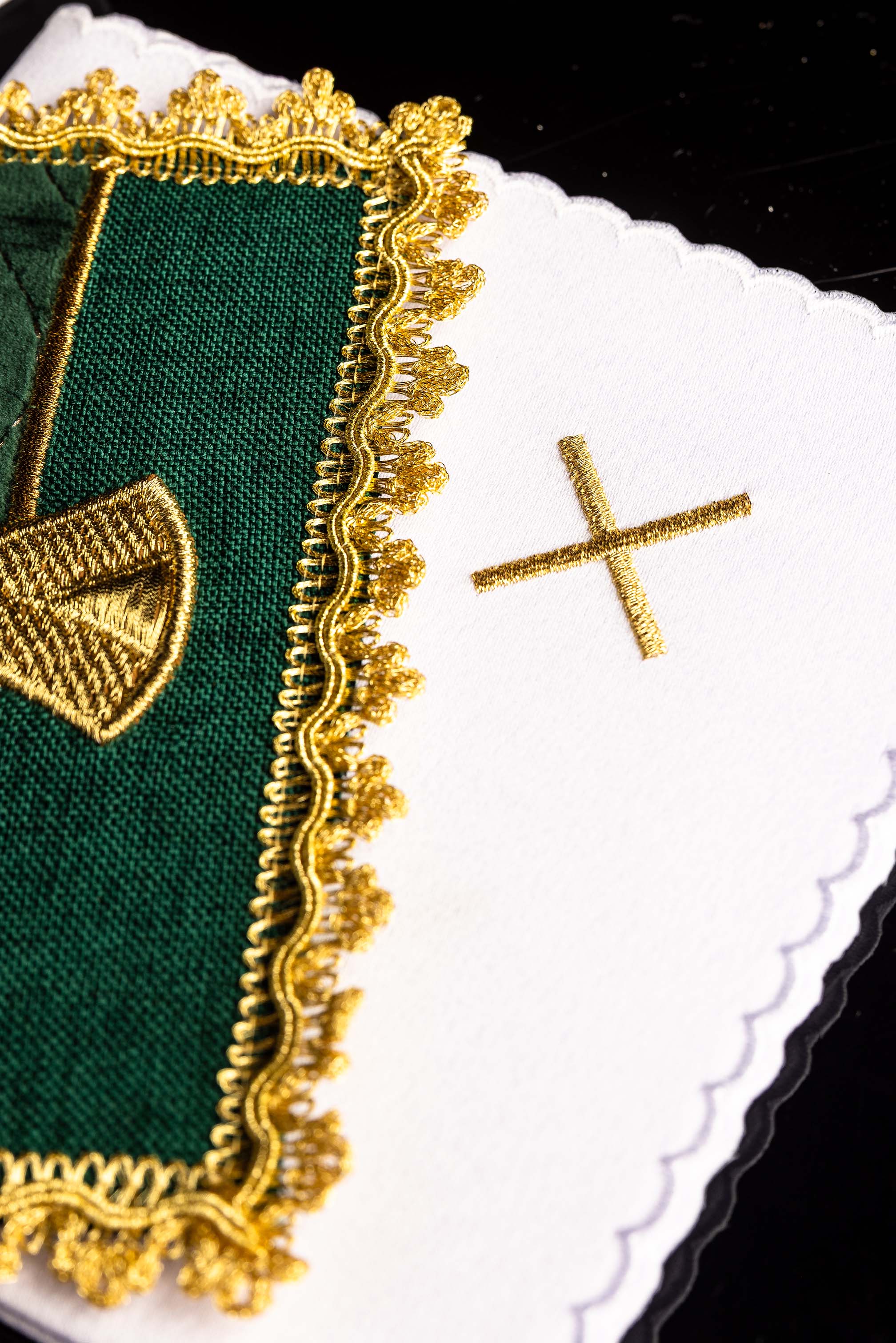 Linge liturgique du calice vert brodé sur velours