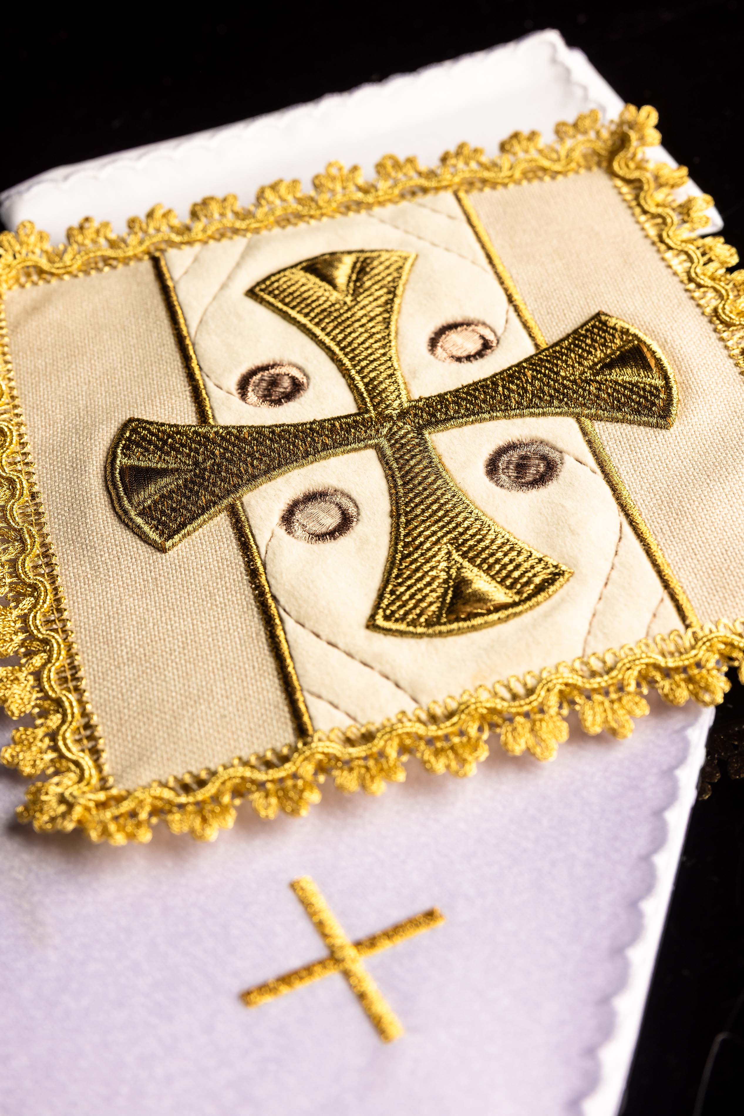 Linge liturgique du calice ecru brodé sur velours
