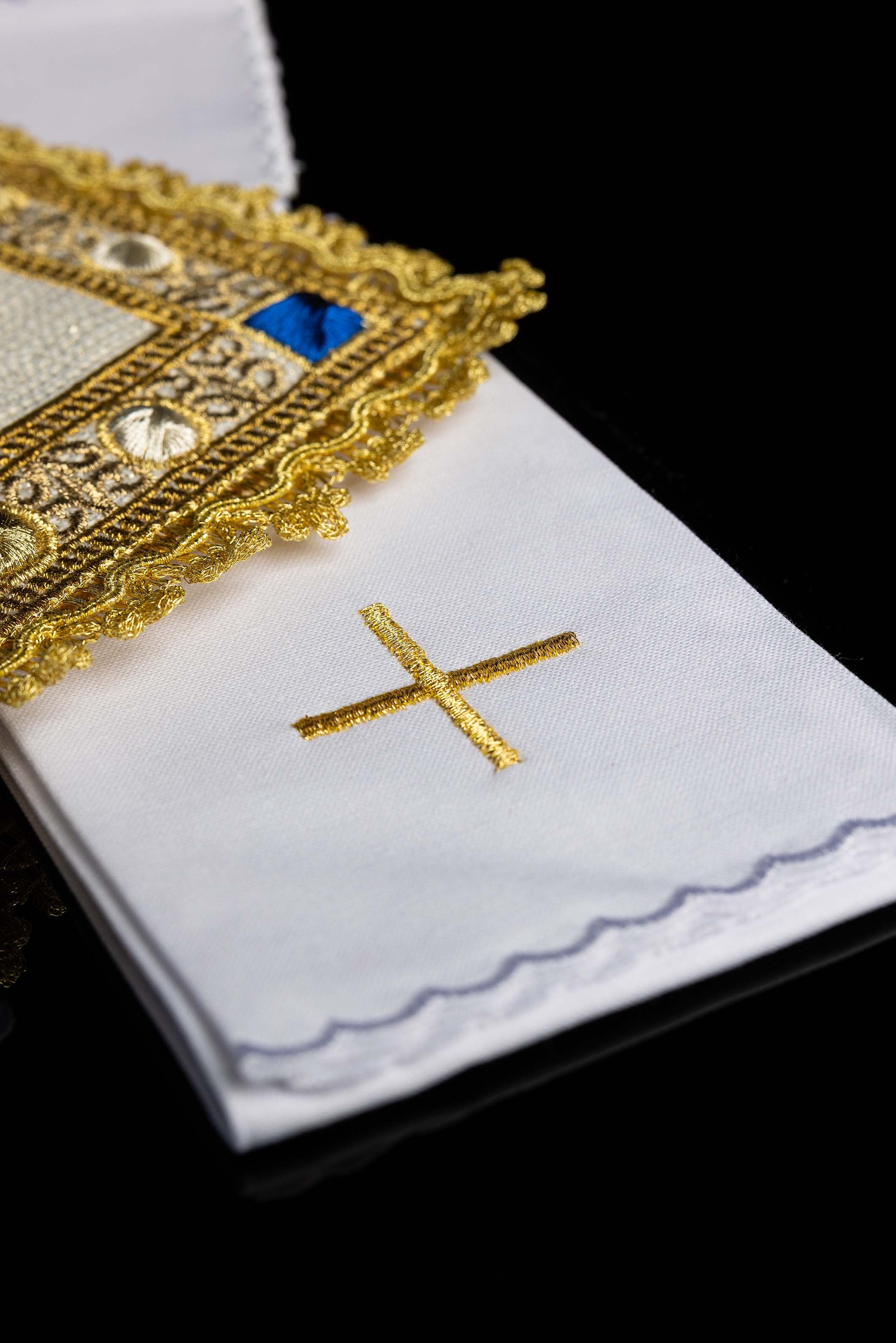 Linge d’autel brodé avec le symbole marial