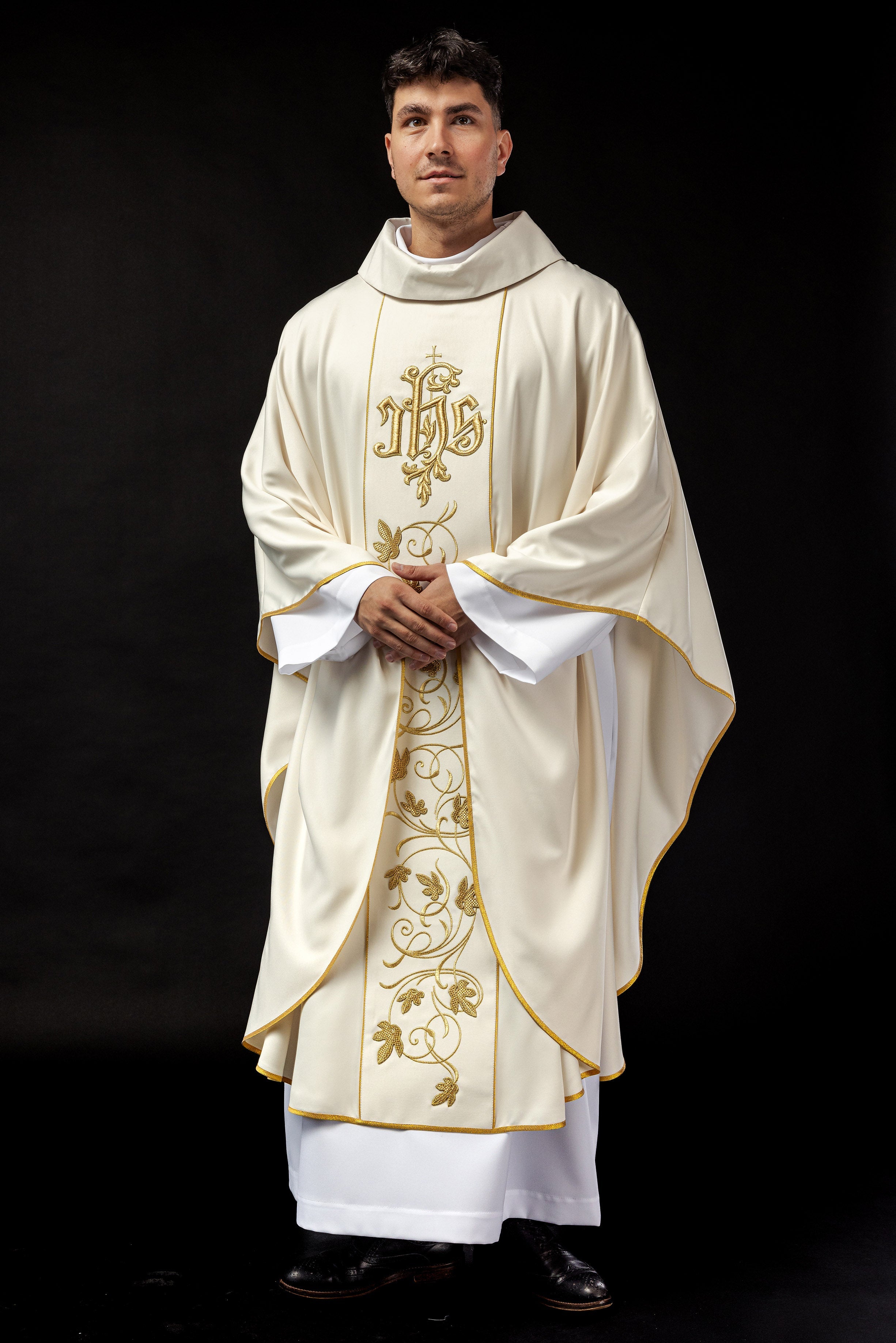 Chasuble liturgique écru avec ceinture richement décorée d'un motif floral et d'un IHS
