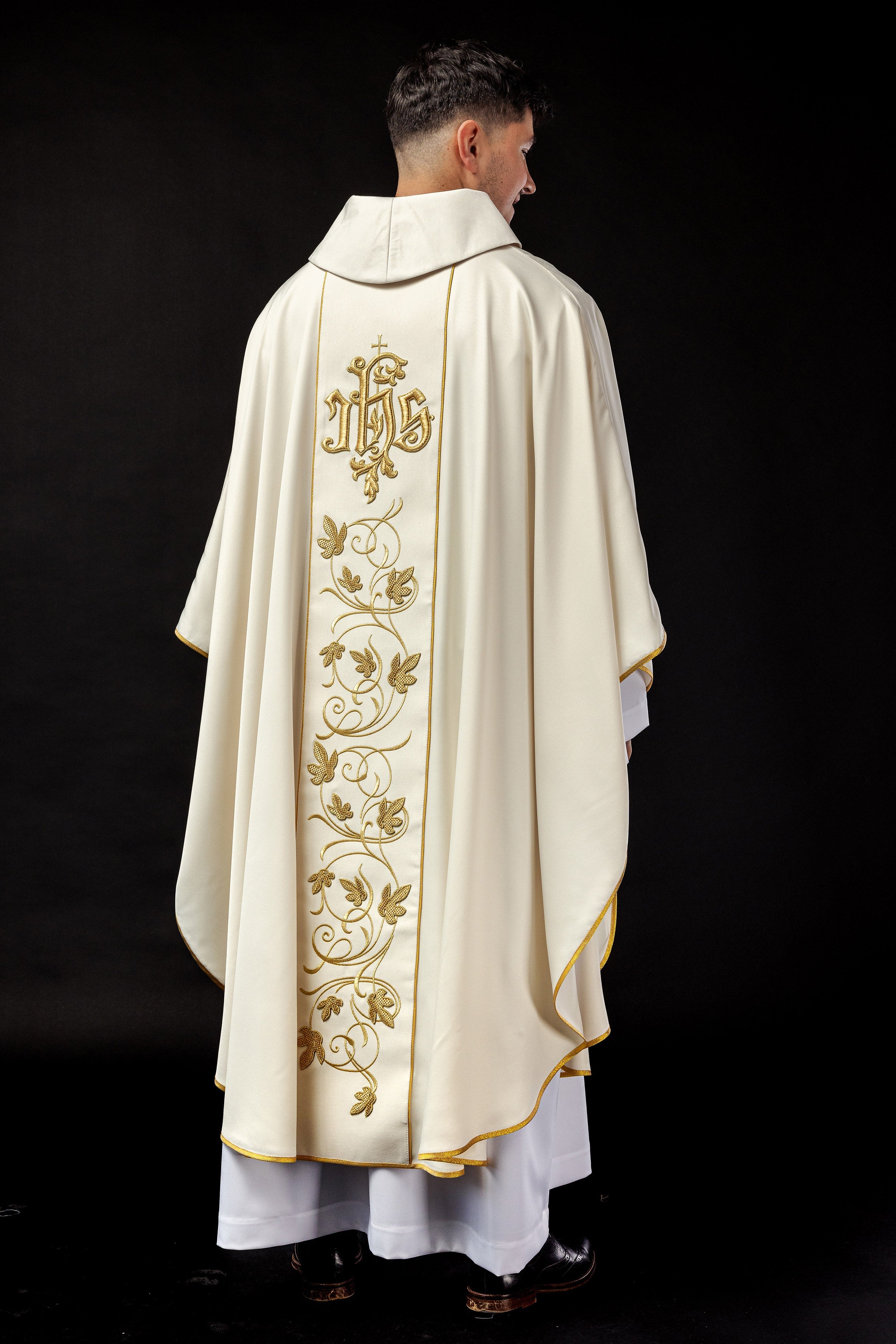 Chasuble liturgique écru avec ceinture richement décorée d'un motif floral et d'un IHS