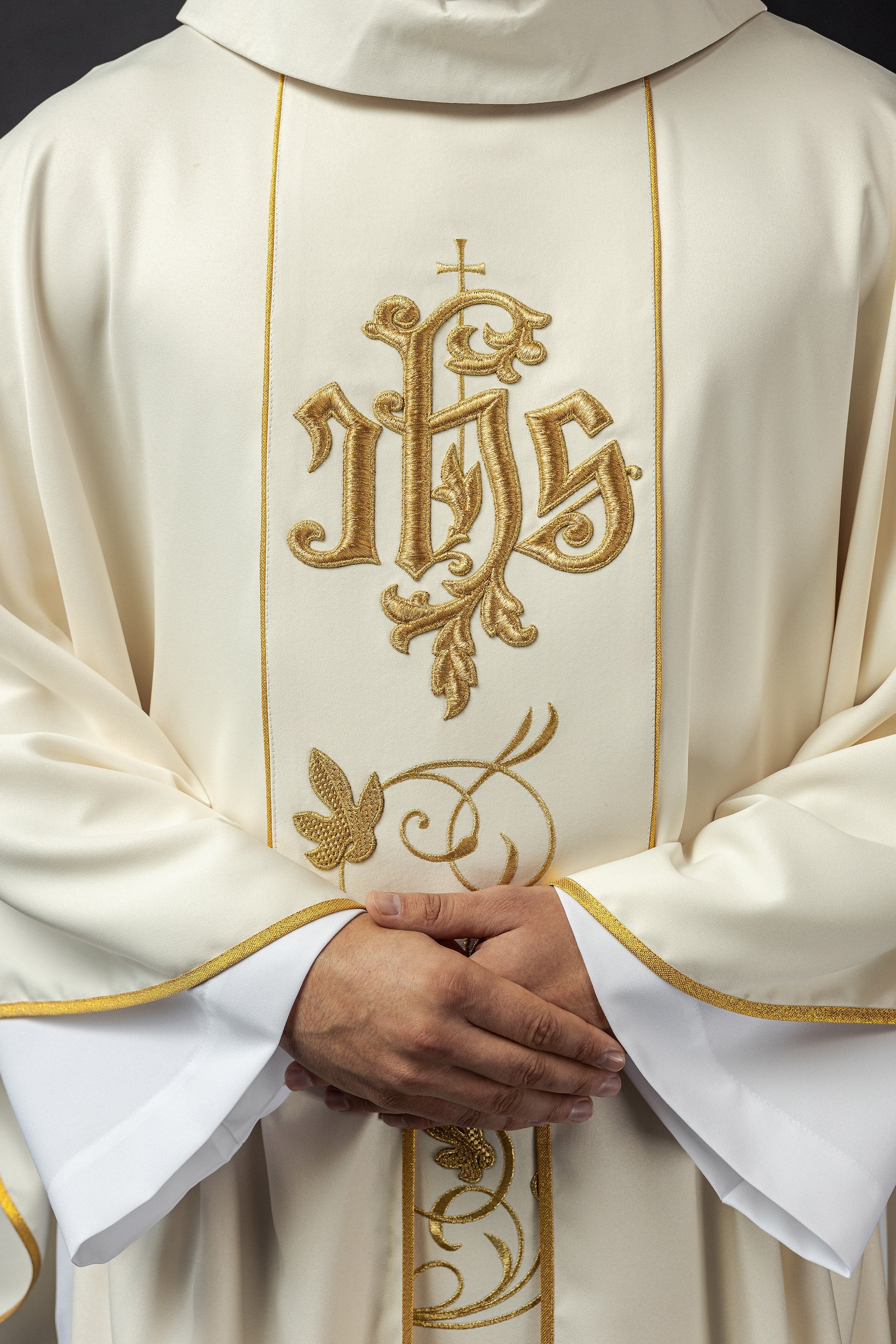 Chasuble liturgique écru avec ceinture richement décorée d'un motif floral et d'un IHS