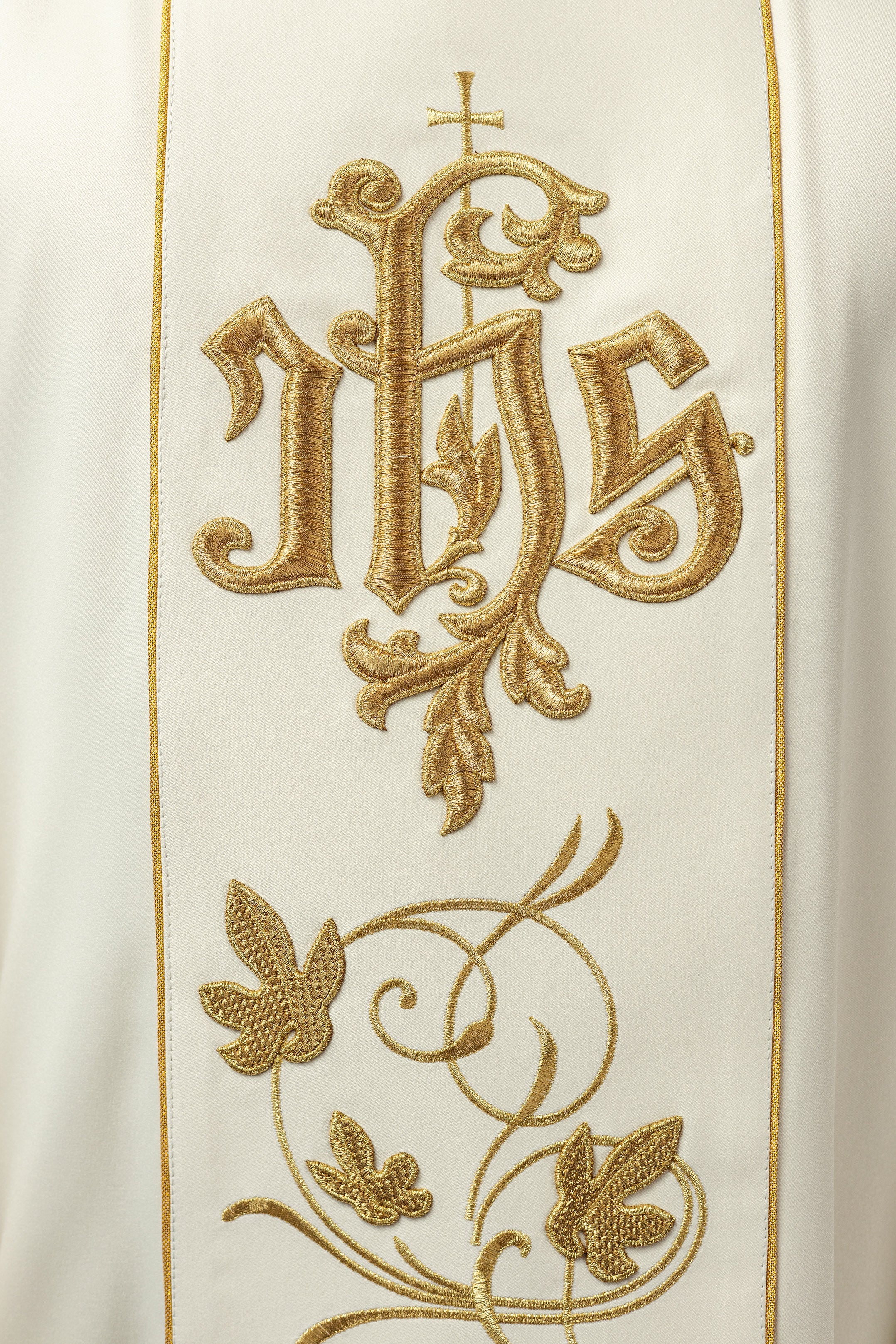 Chasuble liturgique écru avec ceinture richement décorée d'un motif floral et d'un IHS