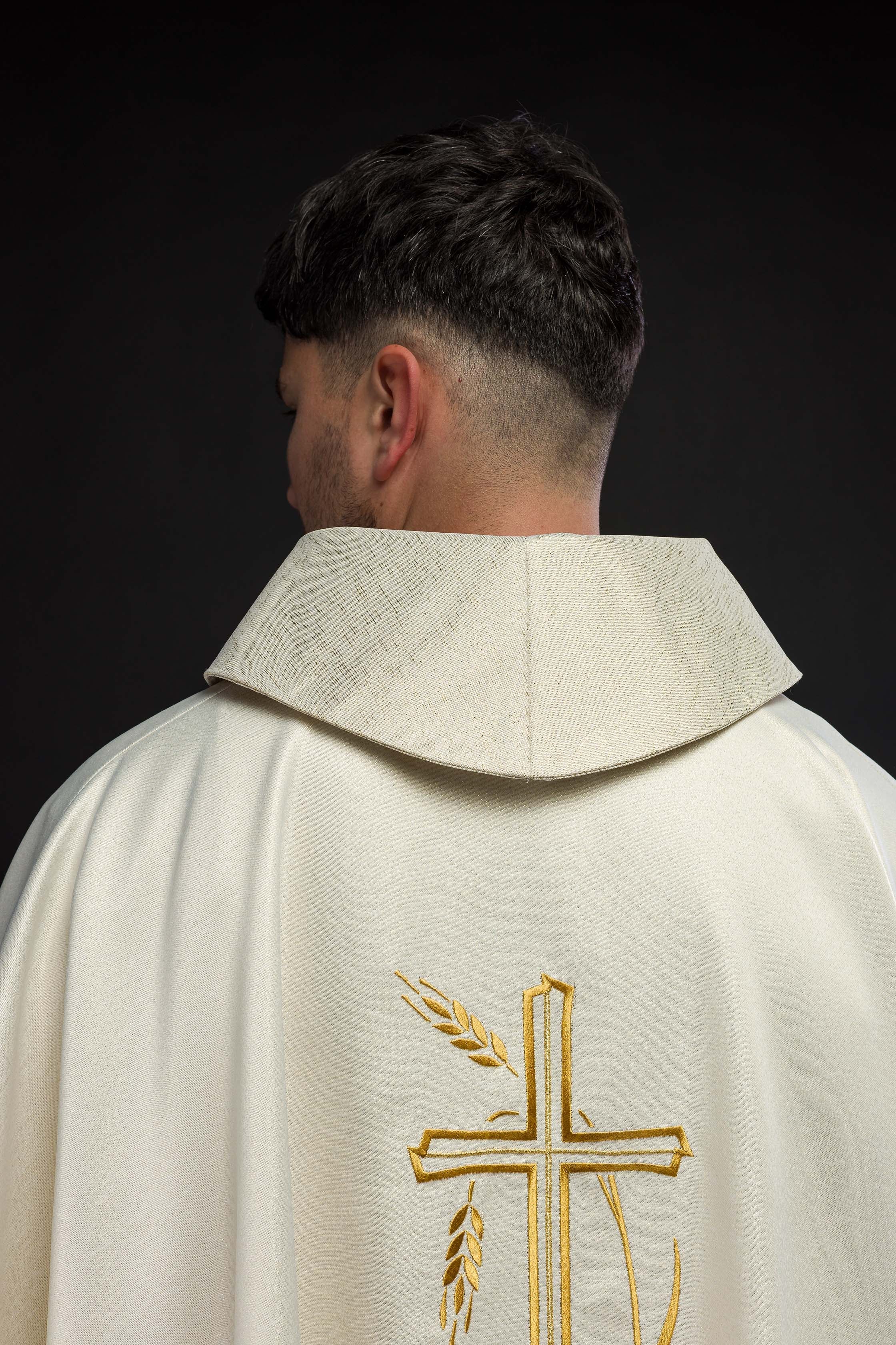 Chasuble avec motif de croix et d'oreilles en écru