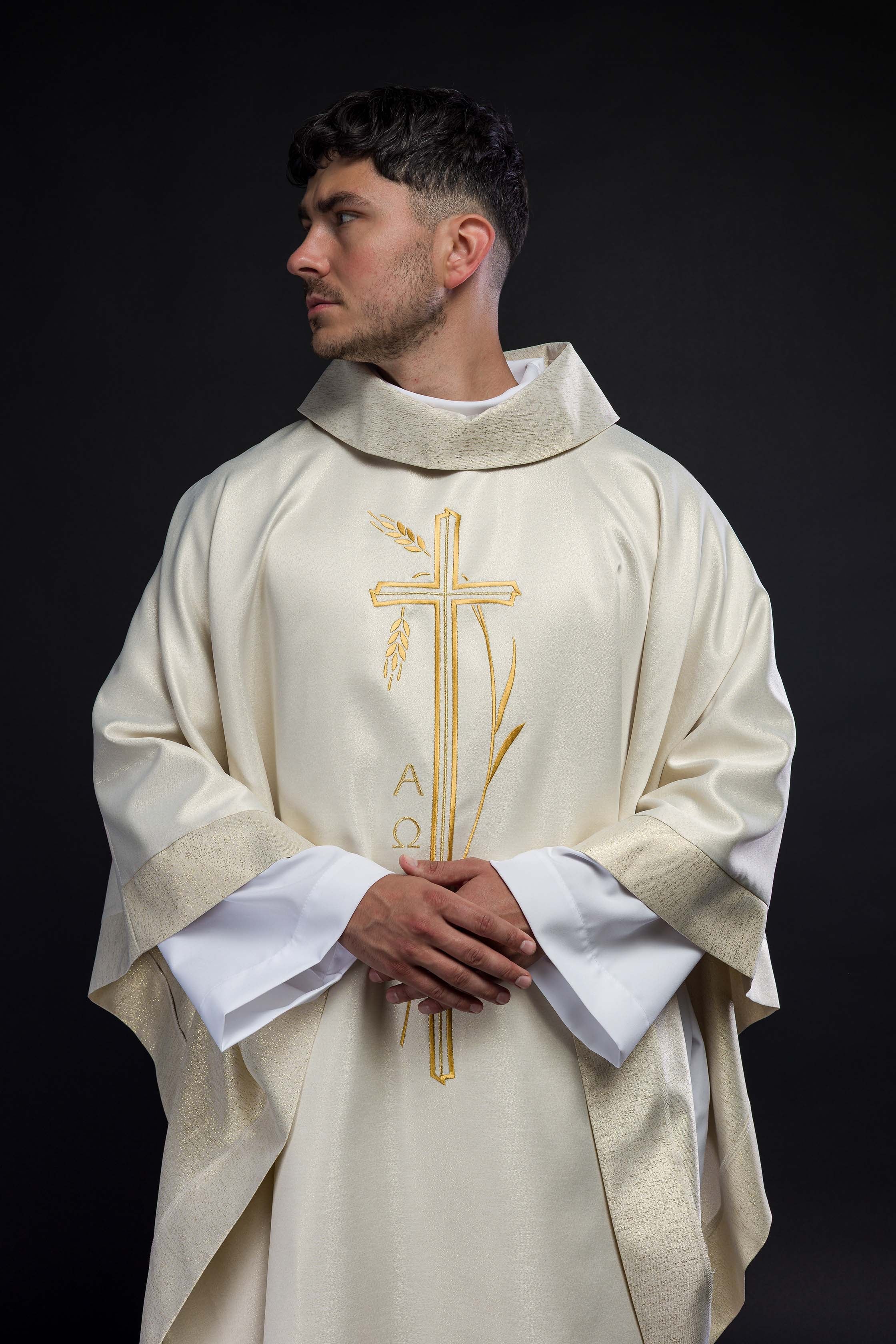 Chasuble avec motif de croix et d'oreilles en écru