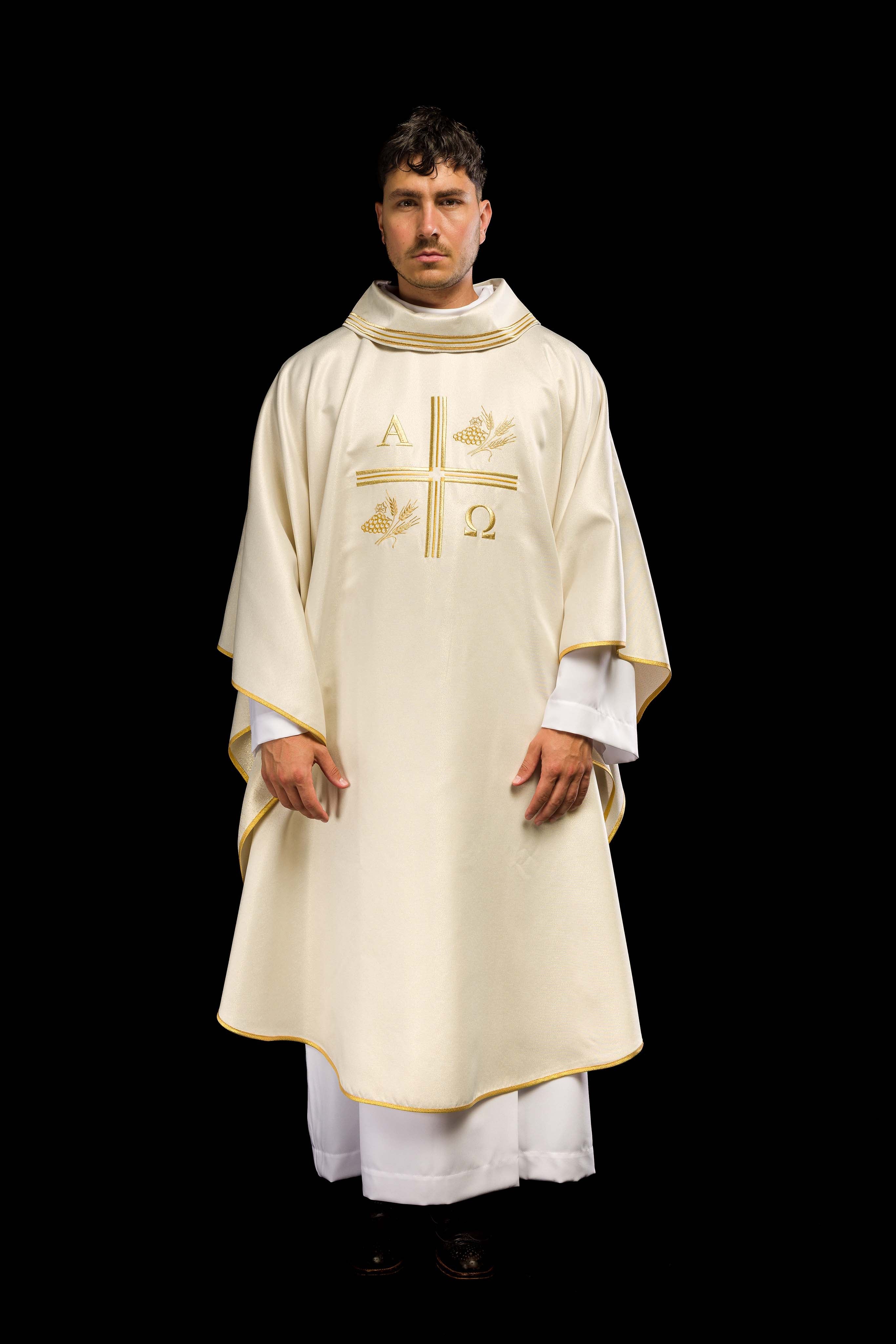Chasuble avec croix brodée et motifs d'Alpha et d'Oméga et oreilles de couleur écrue
