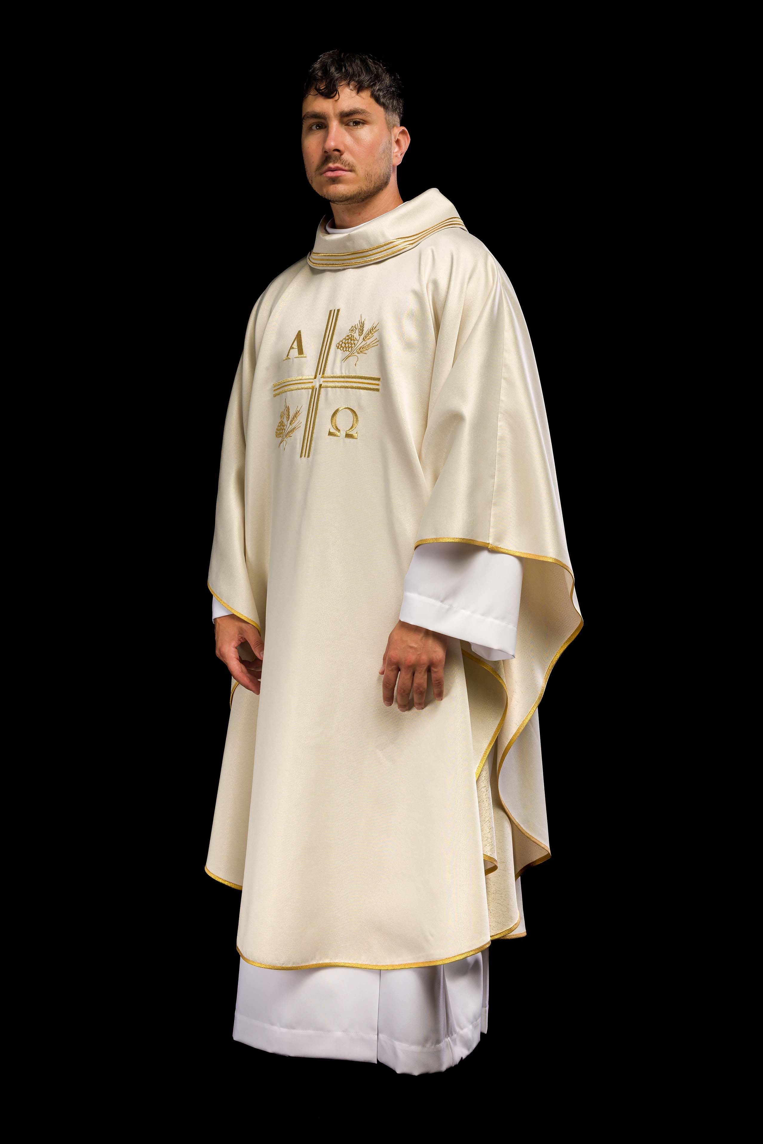 Chasuble avec croix brodée et motifs d'Alpha et d'Oméga et oreilles de couleur écrue