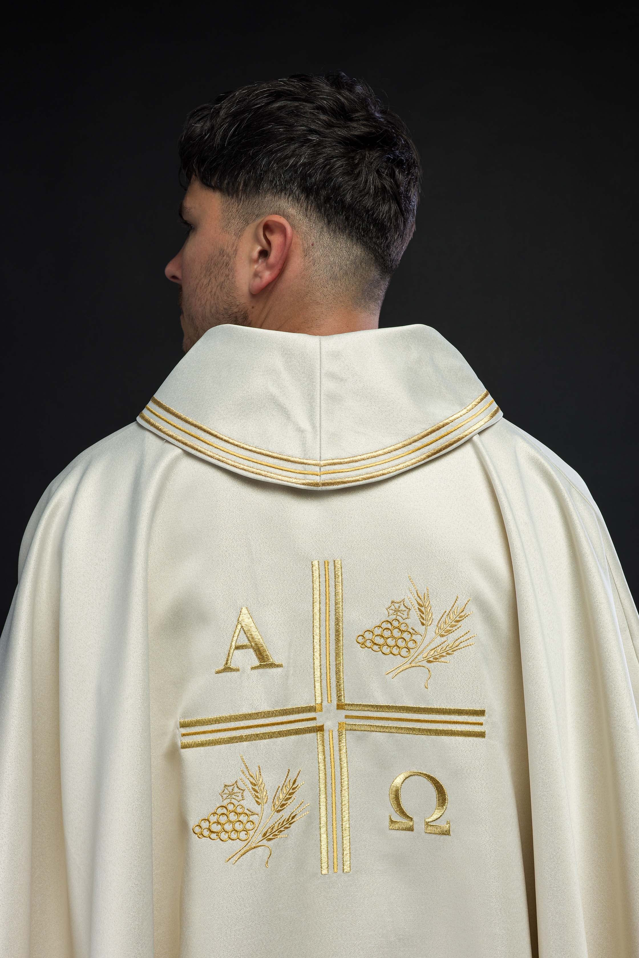 Chasuble avec croix brodée et motifs d'Alpha et d'Oméga et oreilles de couleur écrue