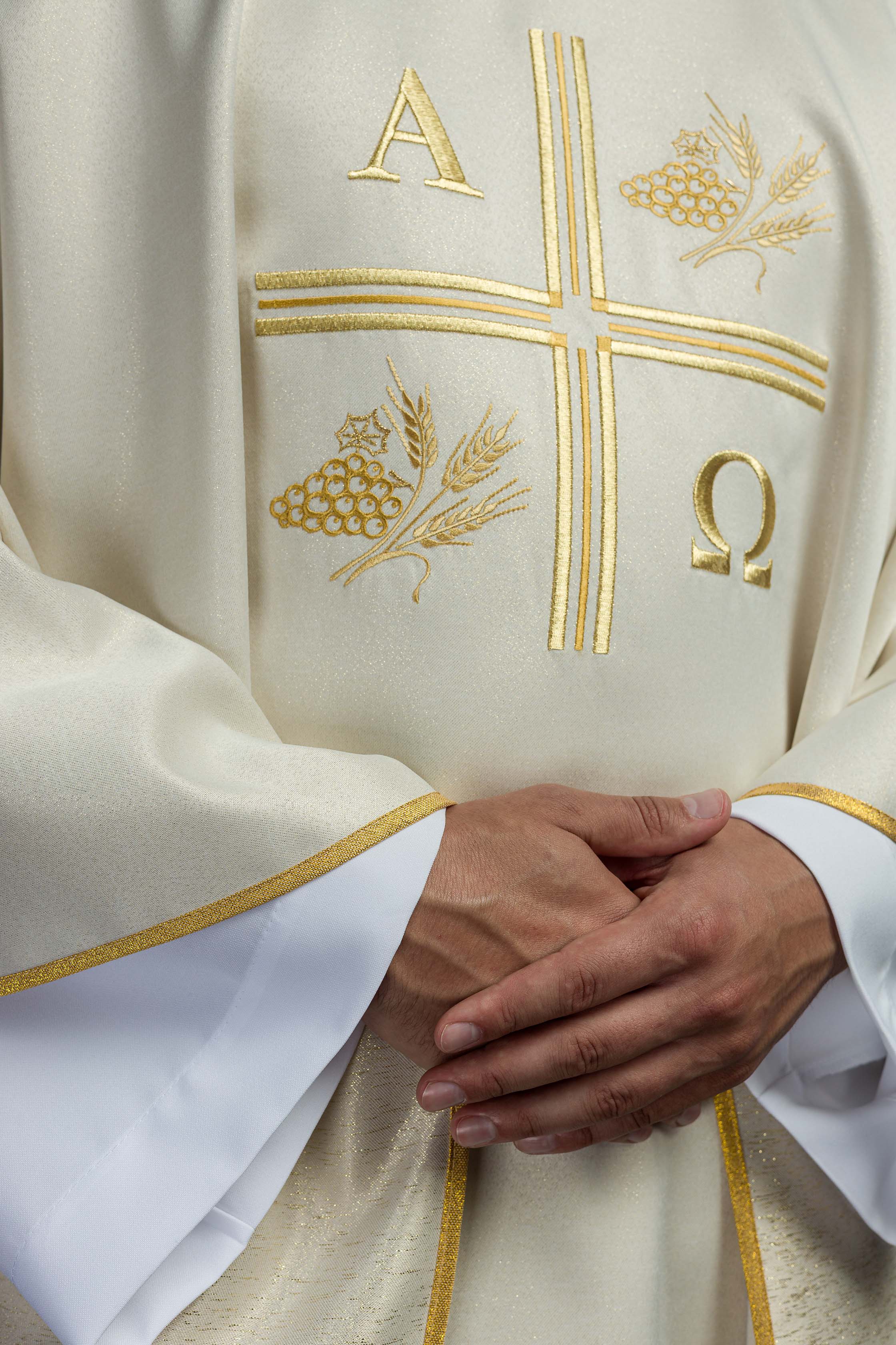 Chasuble avec croix brodée et motifs d'Alpha et d'Oméga et oreilles de couleur écrue
