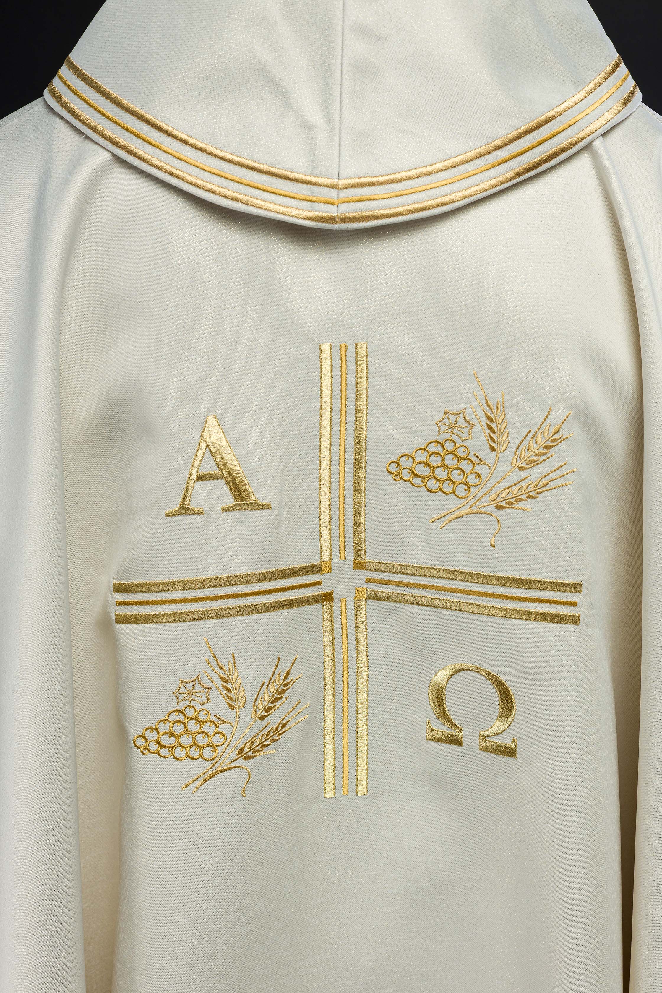 Chasuble avec croix brodée et motifs d'Alpha et d'Oméga et oreilles de couleur écrue