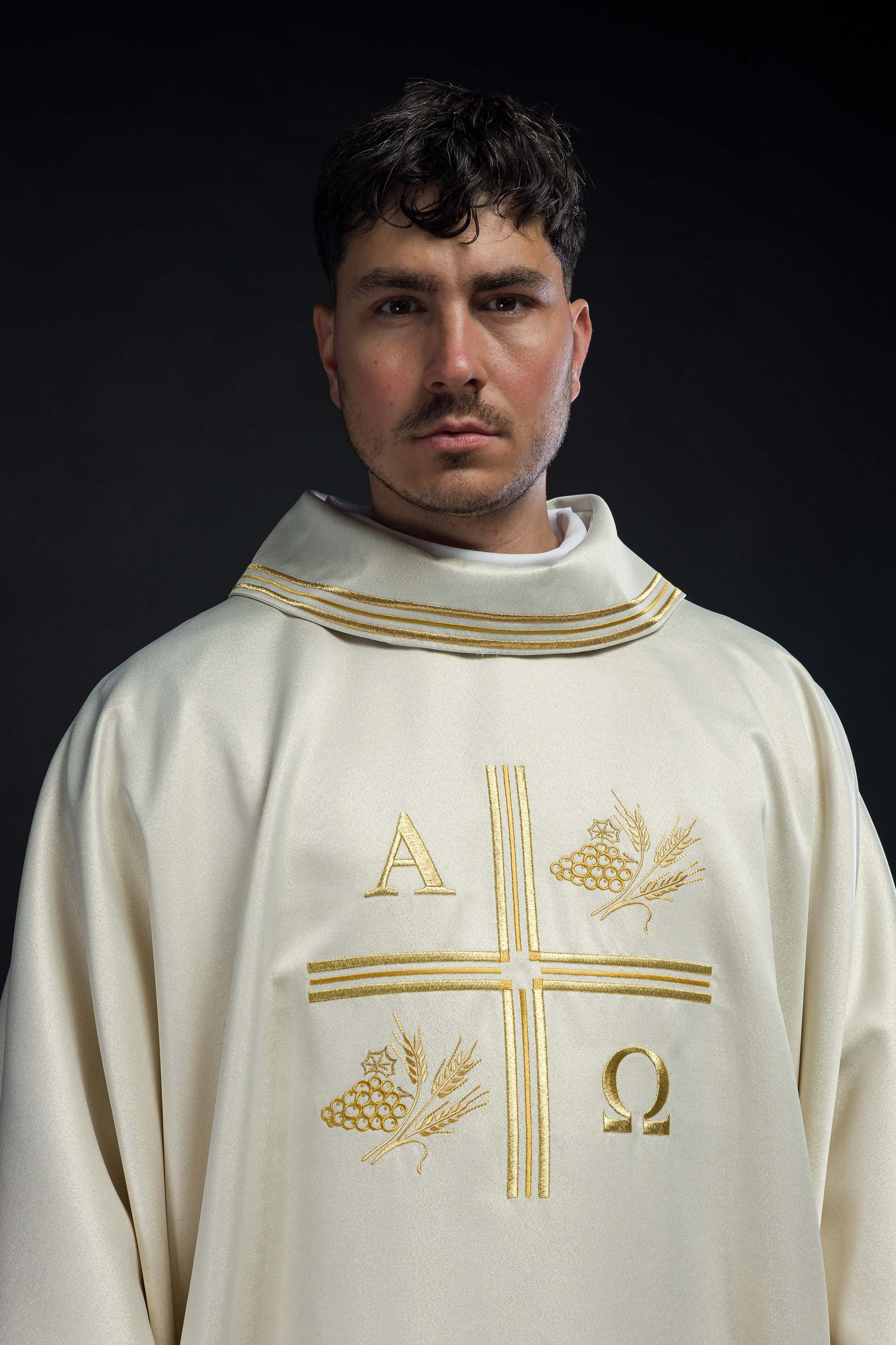 Chasuble avec croix brodée et motifs d'Alpha et d'Oméga et oreilles de couleur écrue