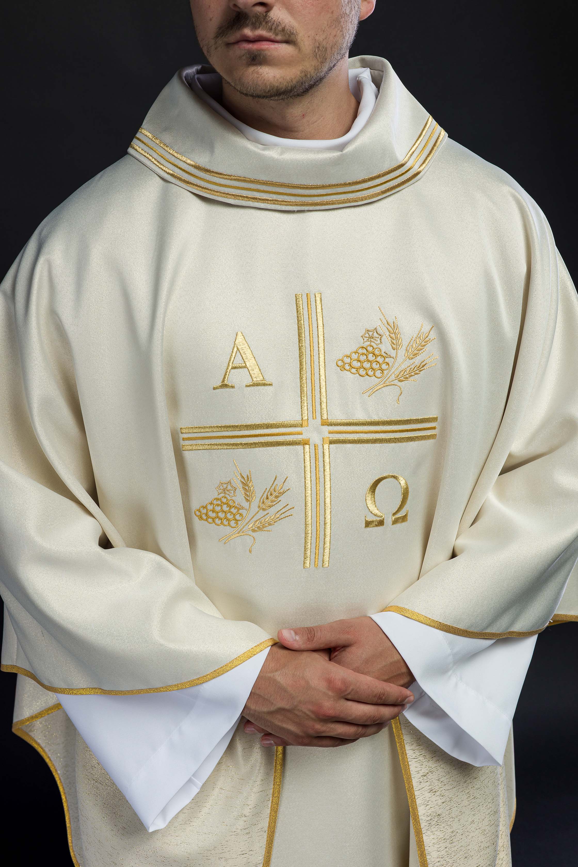 Chasuble avec croix brodée et motifs d'Alpha et d'Oméga et oreilles de couleur écrue