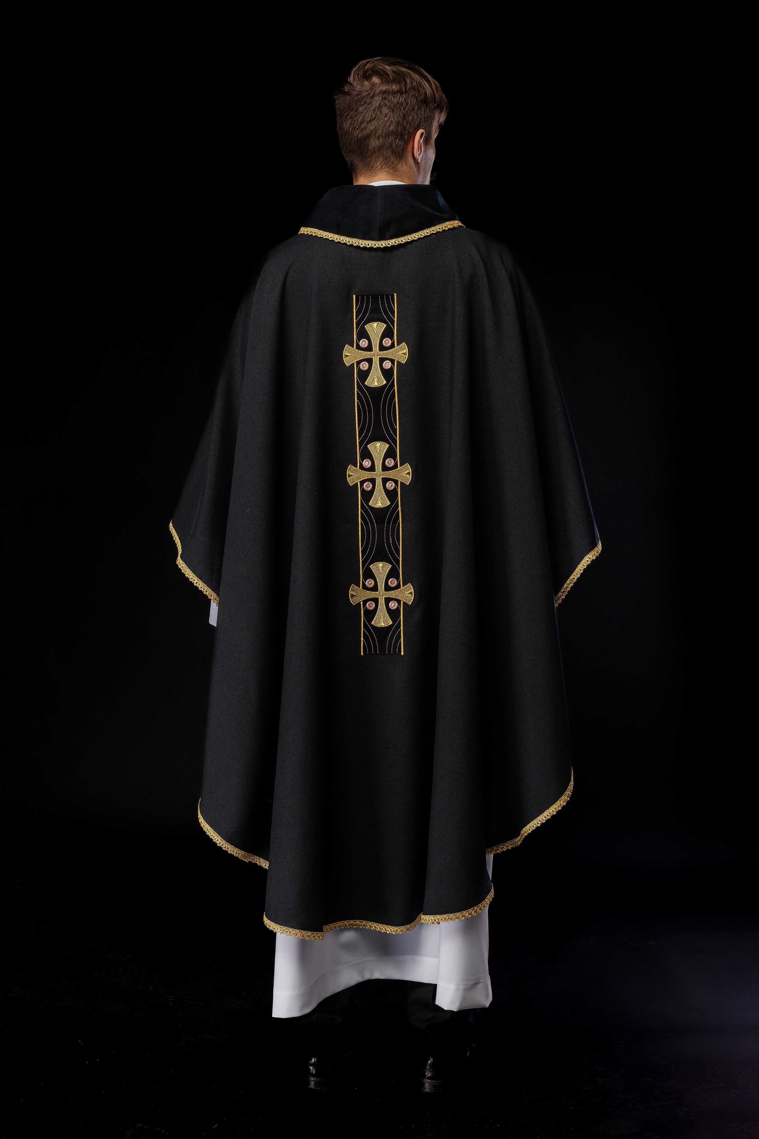 Chasuble en croix brodées d'or et passepoil sur le col en noir