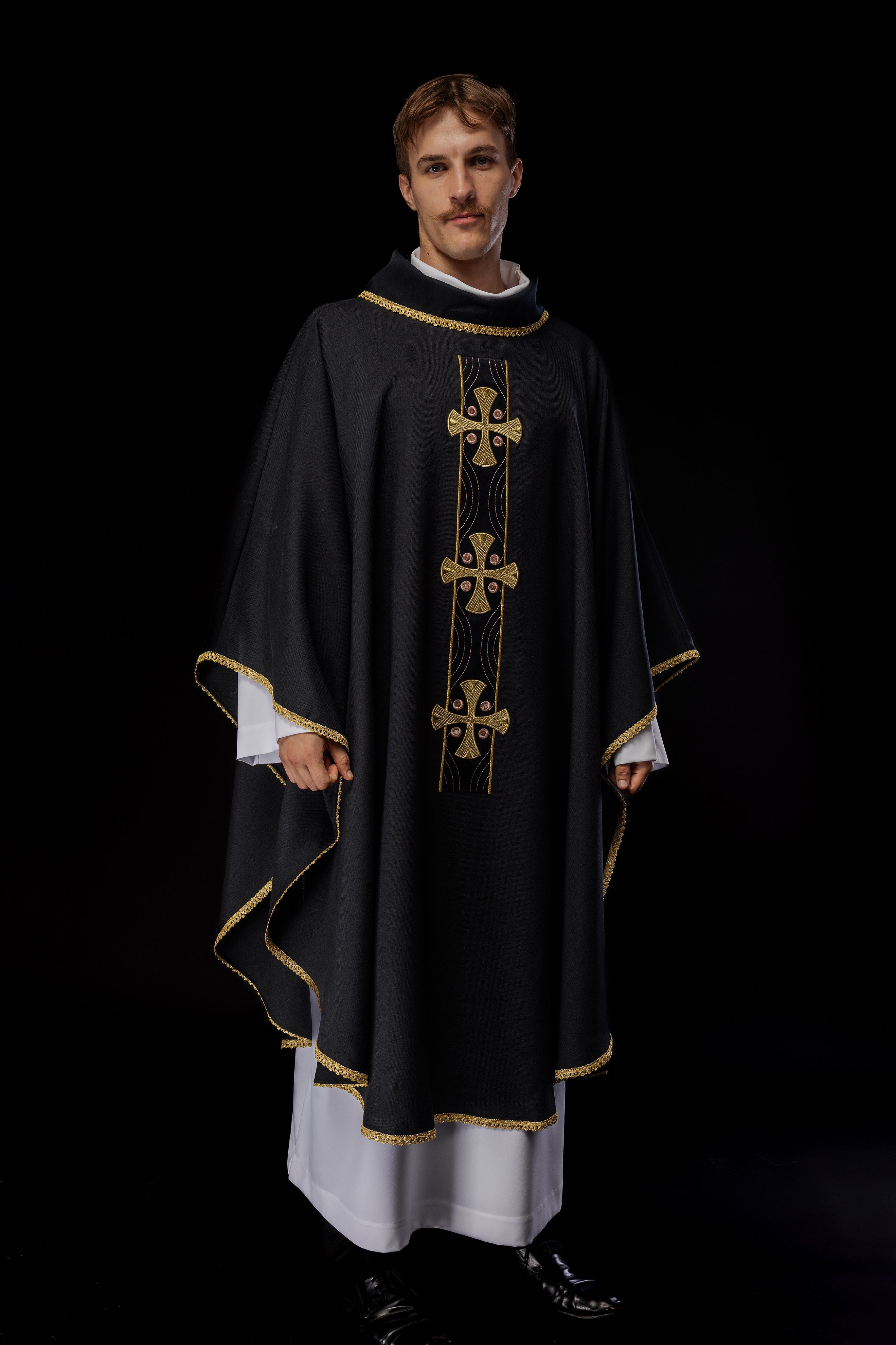 Chasuble en croix brodées d'or et passepoil sur le col en noir