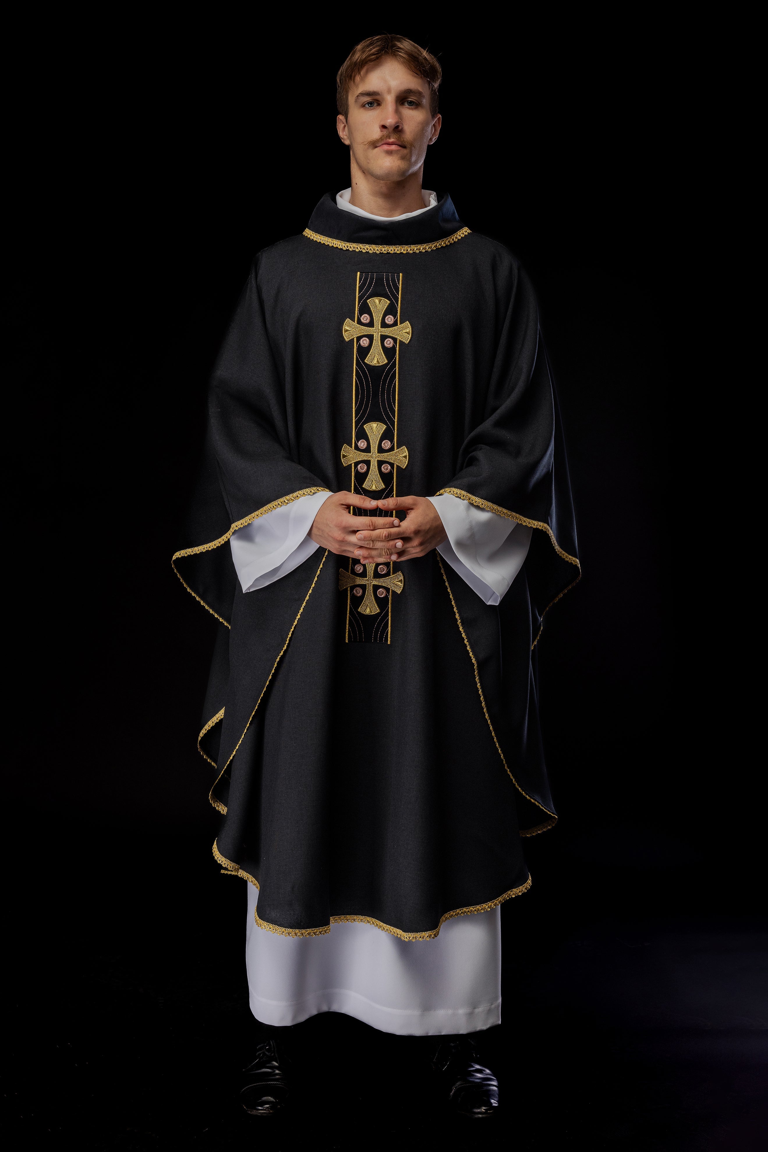 Chasuble en croix brodées d'or et passepoil sur le col en noir