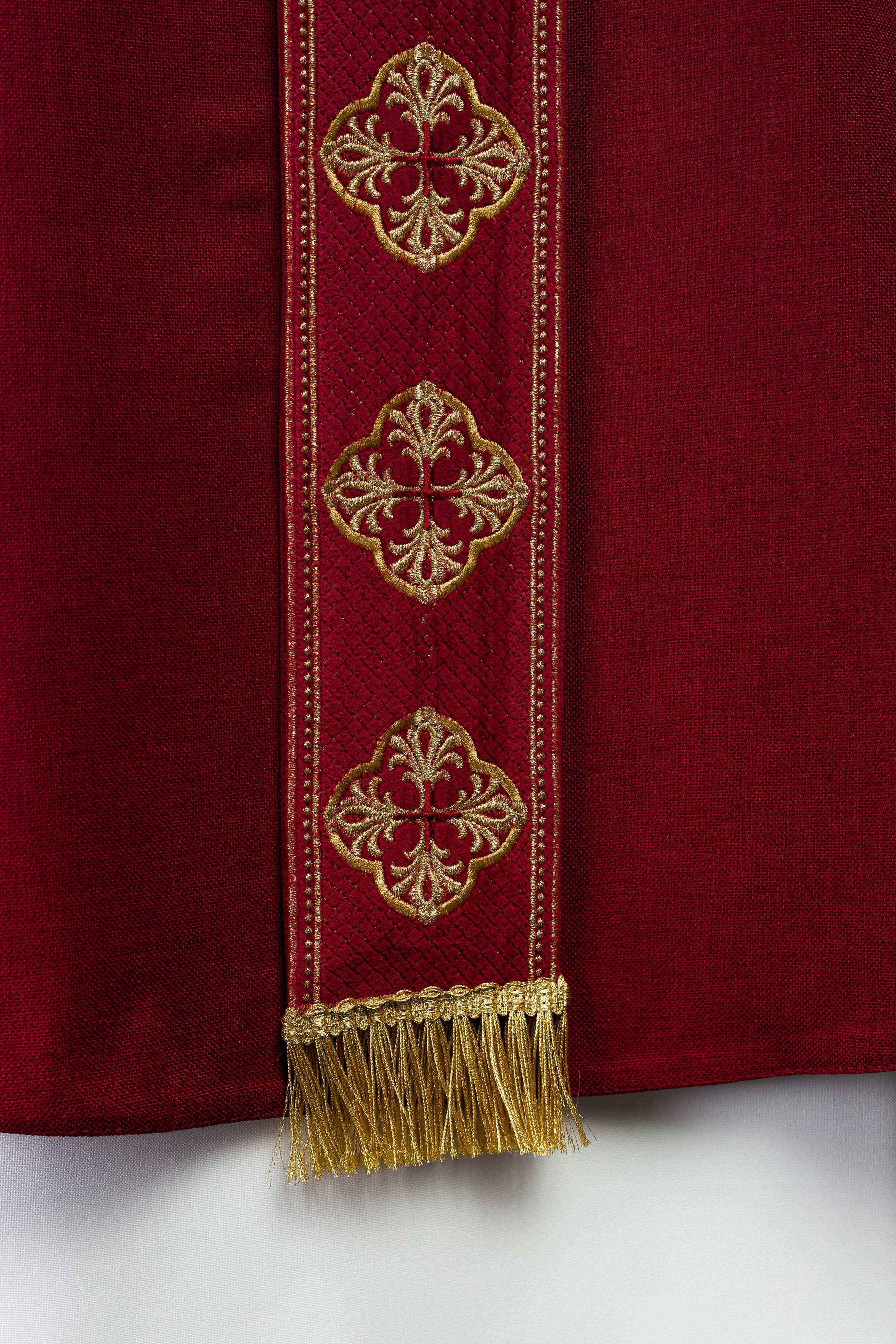 Chasuble rouge avec ceinture brodée et collier croisé