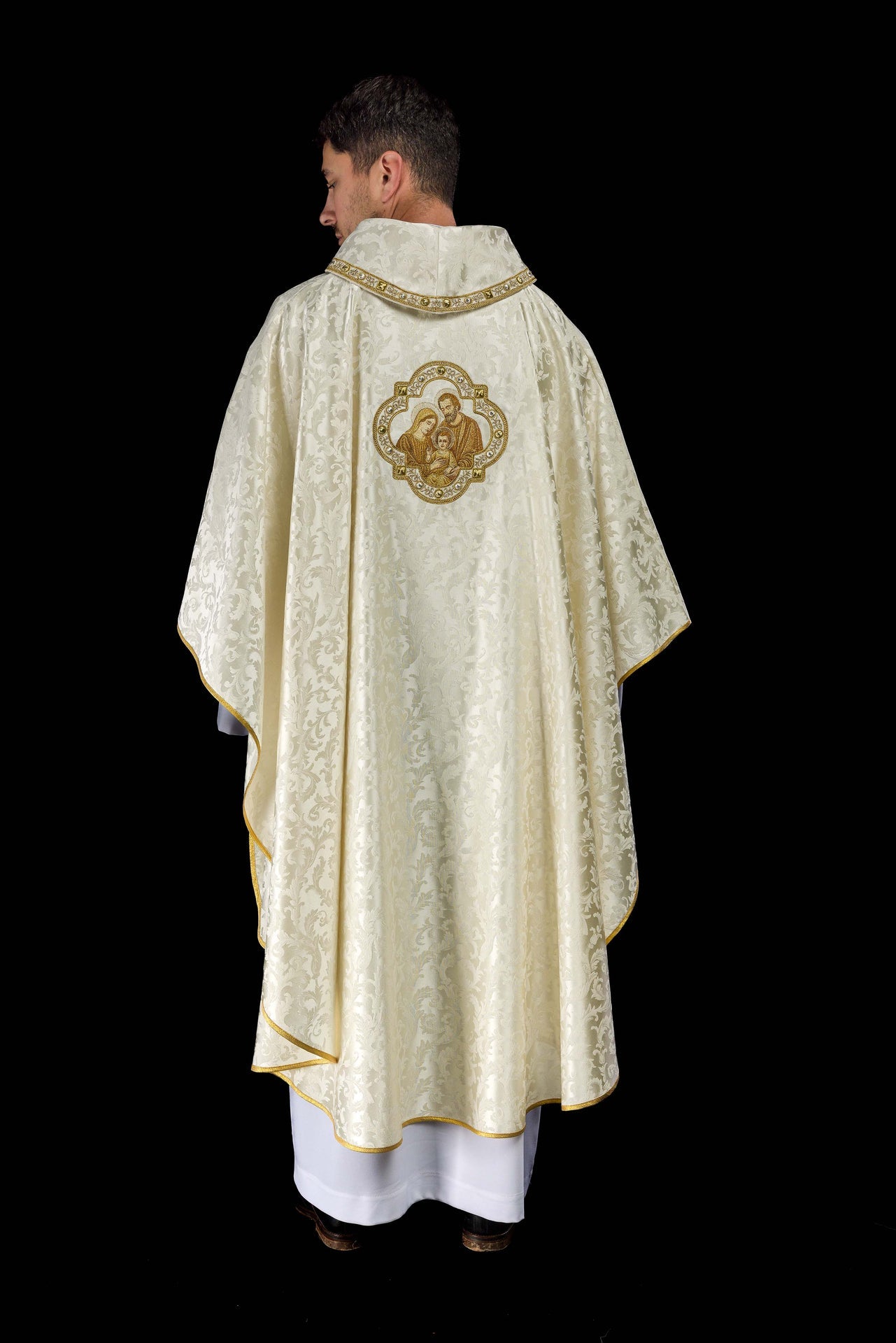 Chasuble brodée de Noël avec l’image de la Sainte Famille