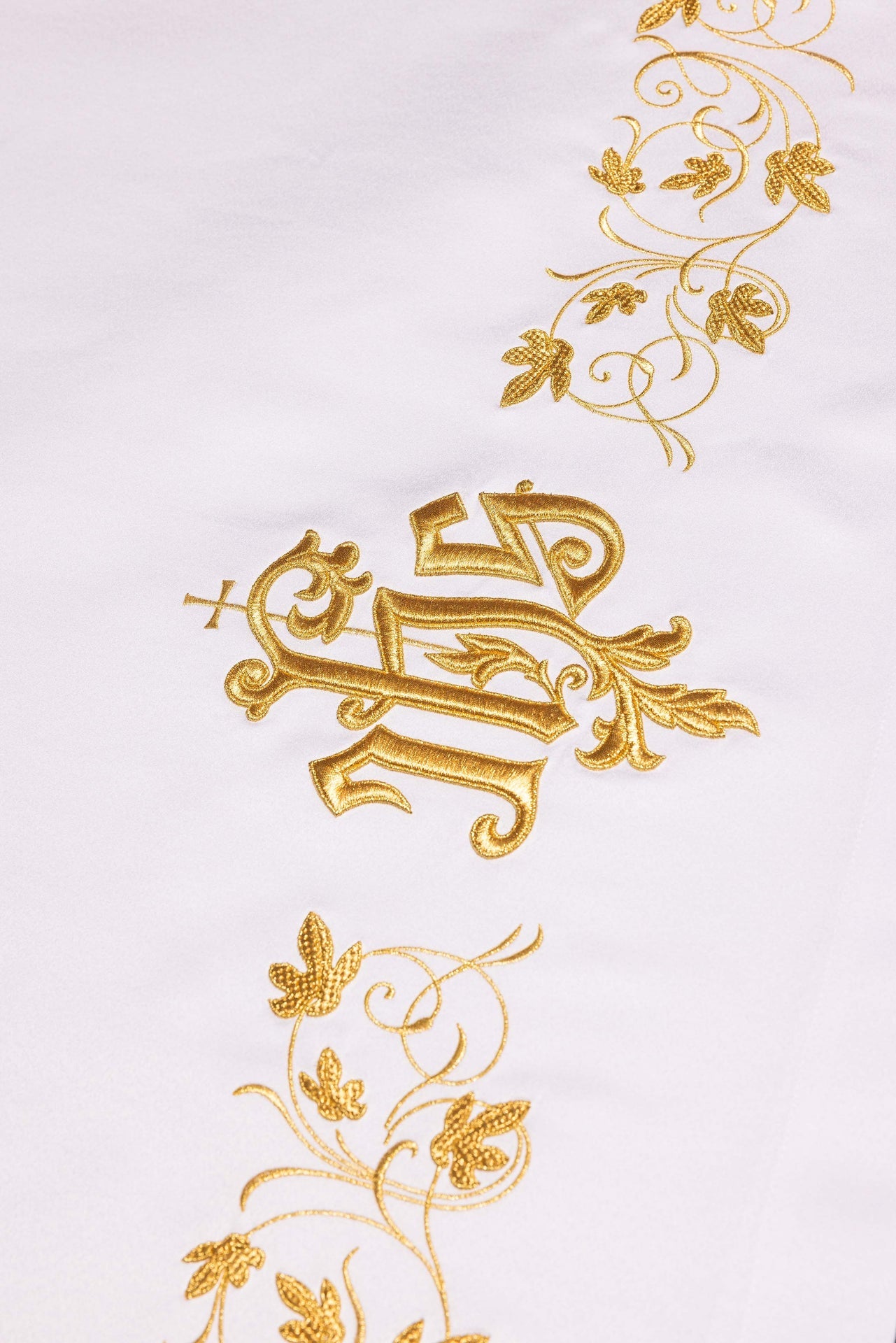Nappe d’autel avec symbole IHS brodé