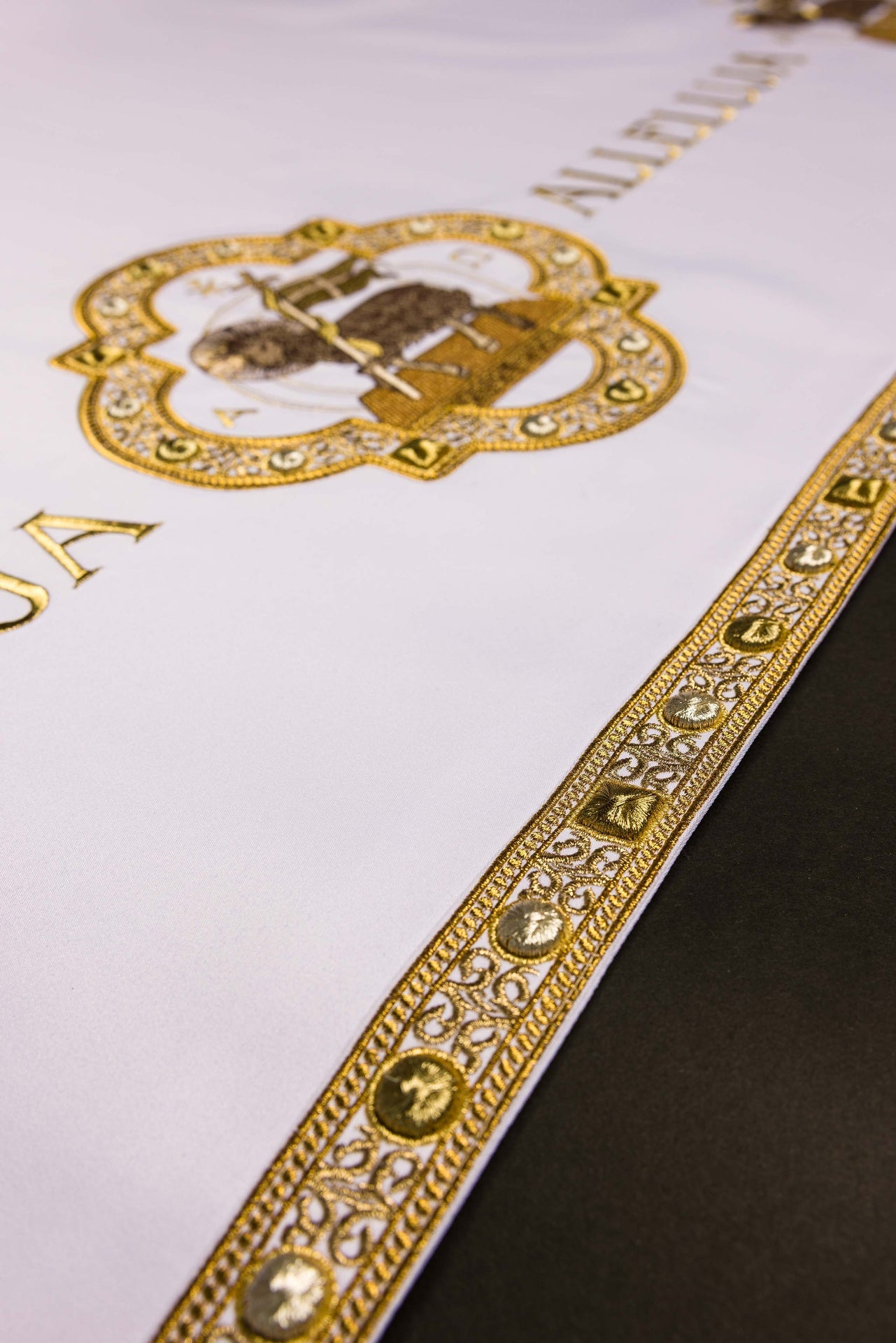 Nappe d’autel pour Pâques avec broderie de l’Agneau