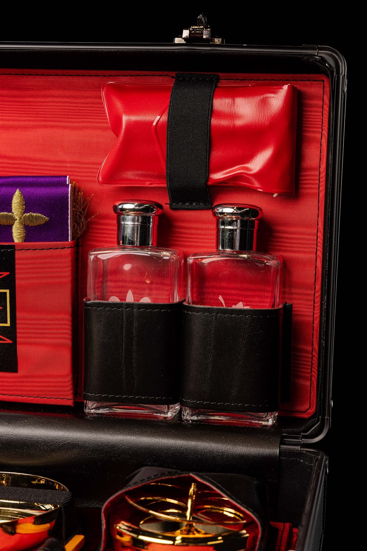 Valise de mission avec équipement liturgique