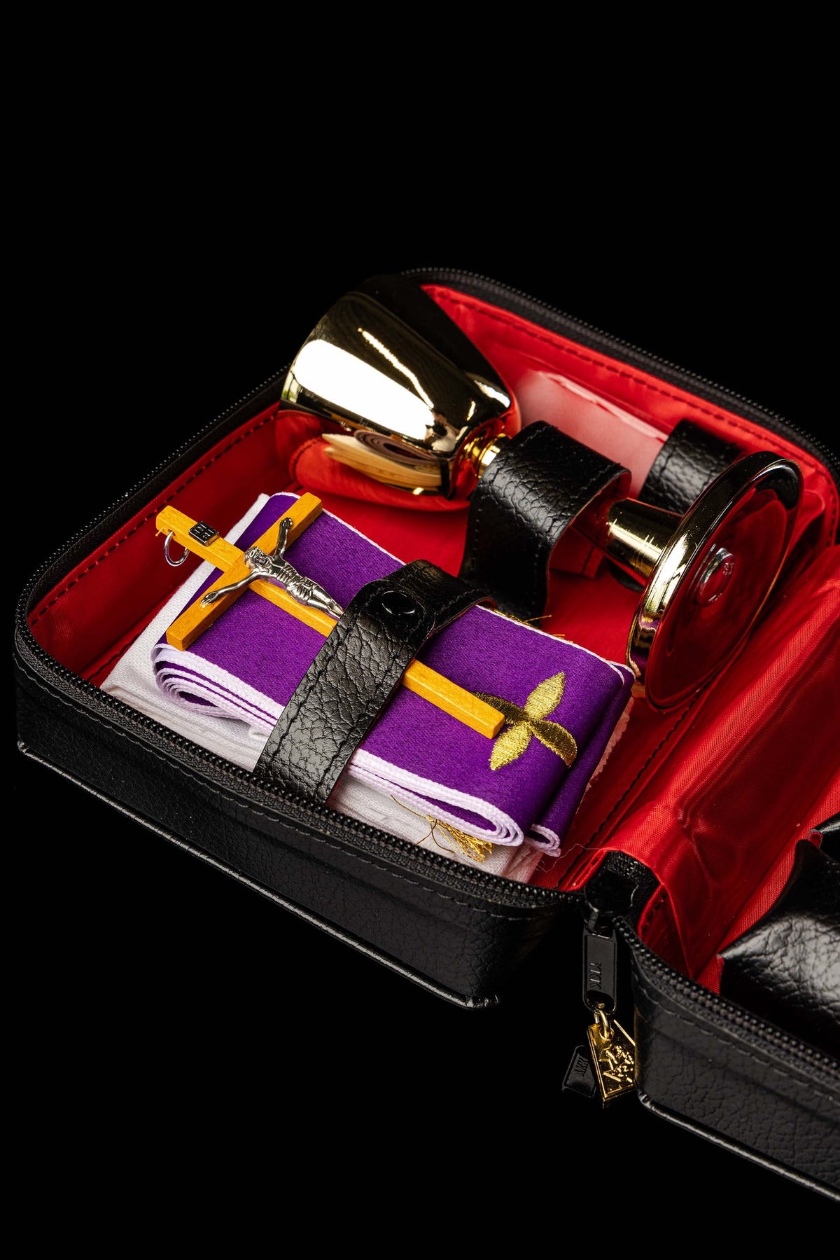 Valise de mission avec équipement liturgique et bandoulière
