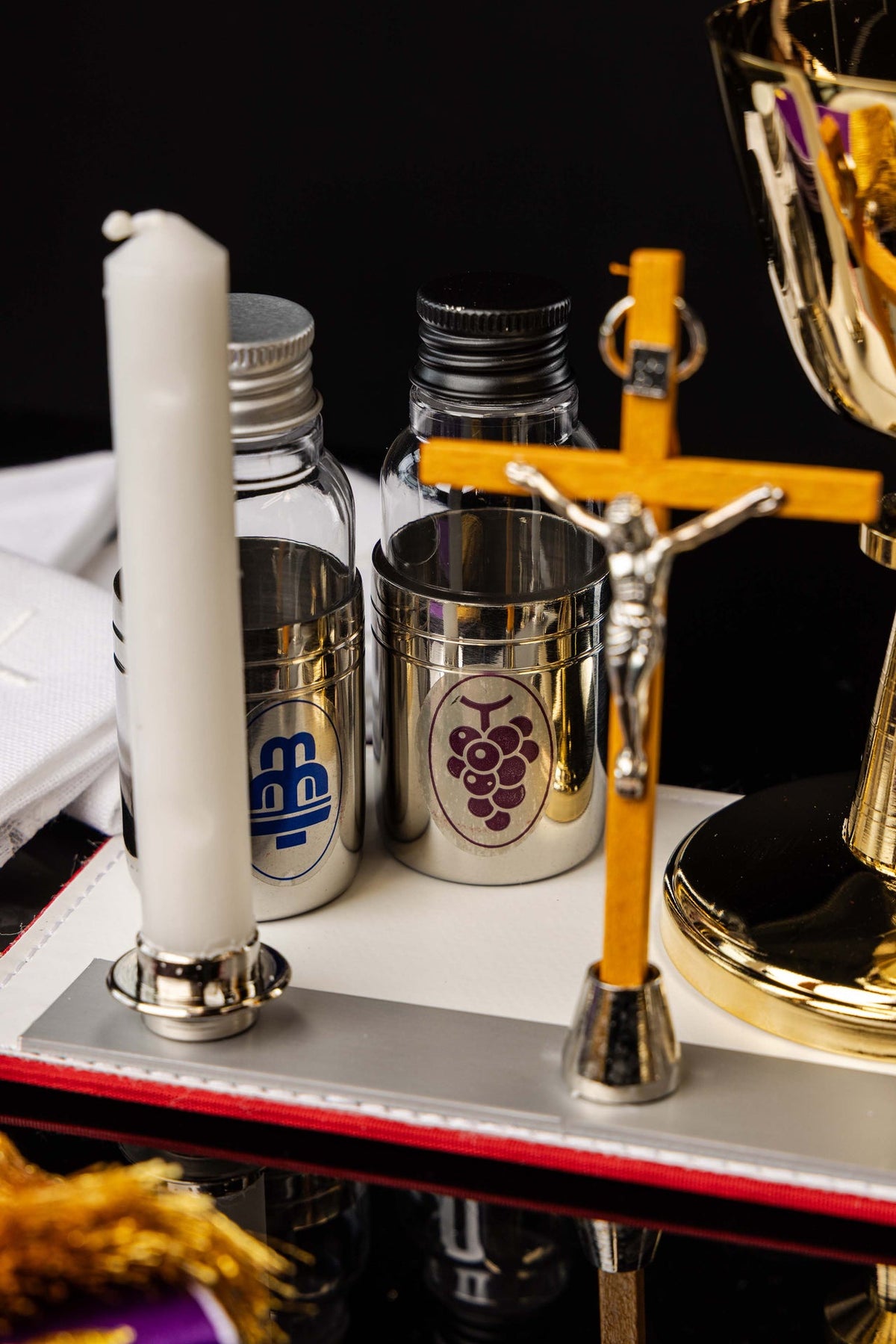 Valise de mission avec équipement liturgique et bandoulière
