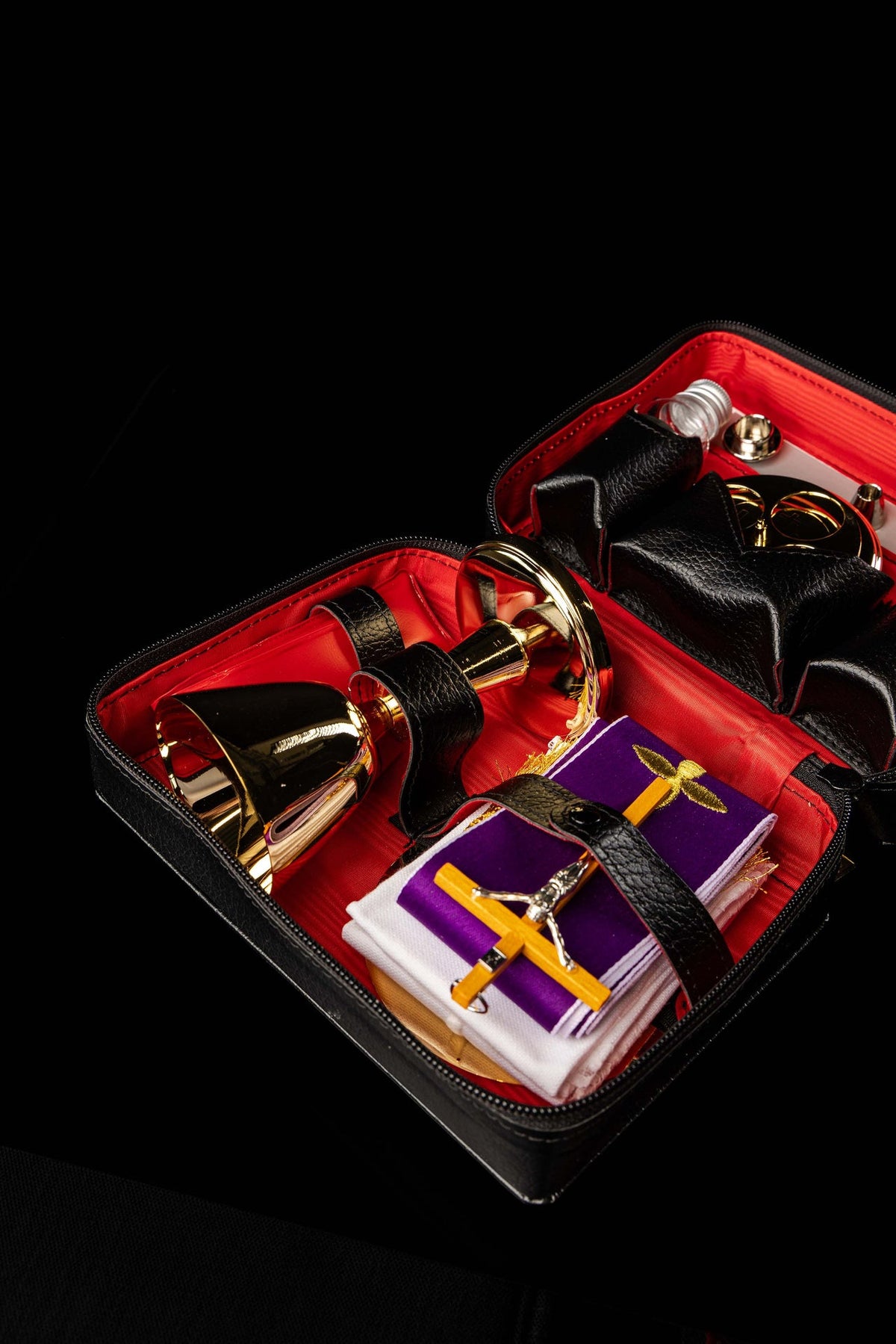 Valise de mission avec équipement liturgique et bandoulière