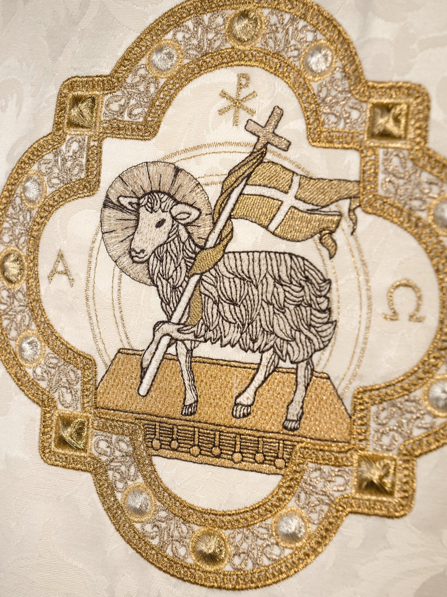 Agneau de Pâques brodé et orné Tissu ornemental S - 7072 - 05 - 88 - CHASUBLES.FR