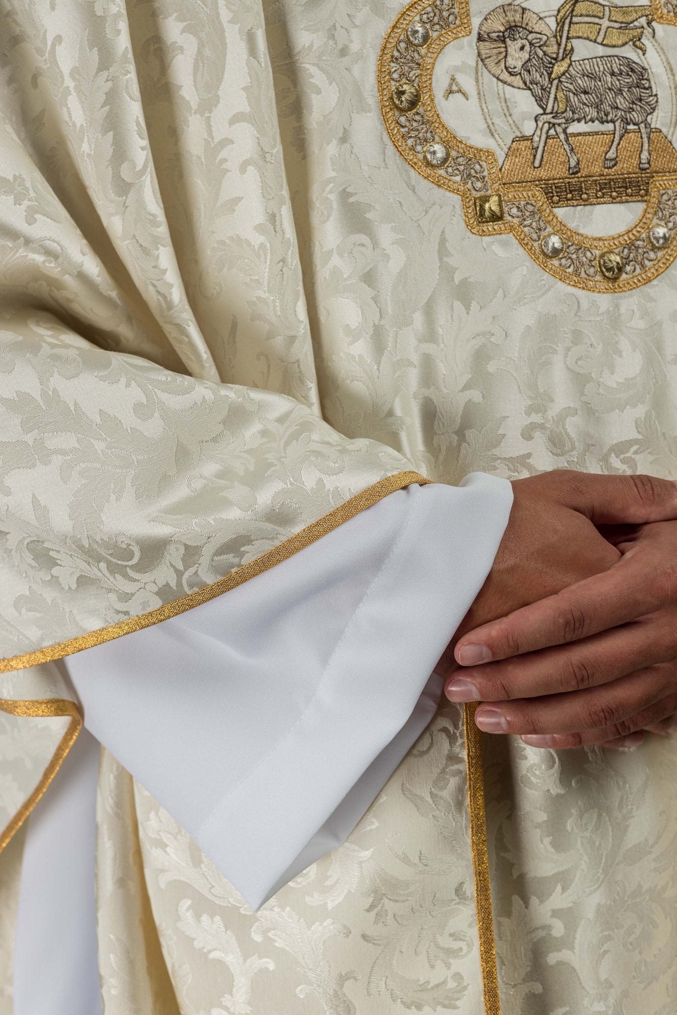 Agneau de Pâques brodé et orné Tissu ornemental S-7072-05-88 - CHASUBLES.FR