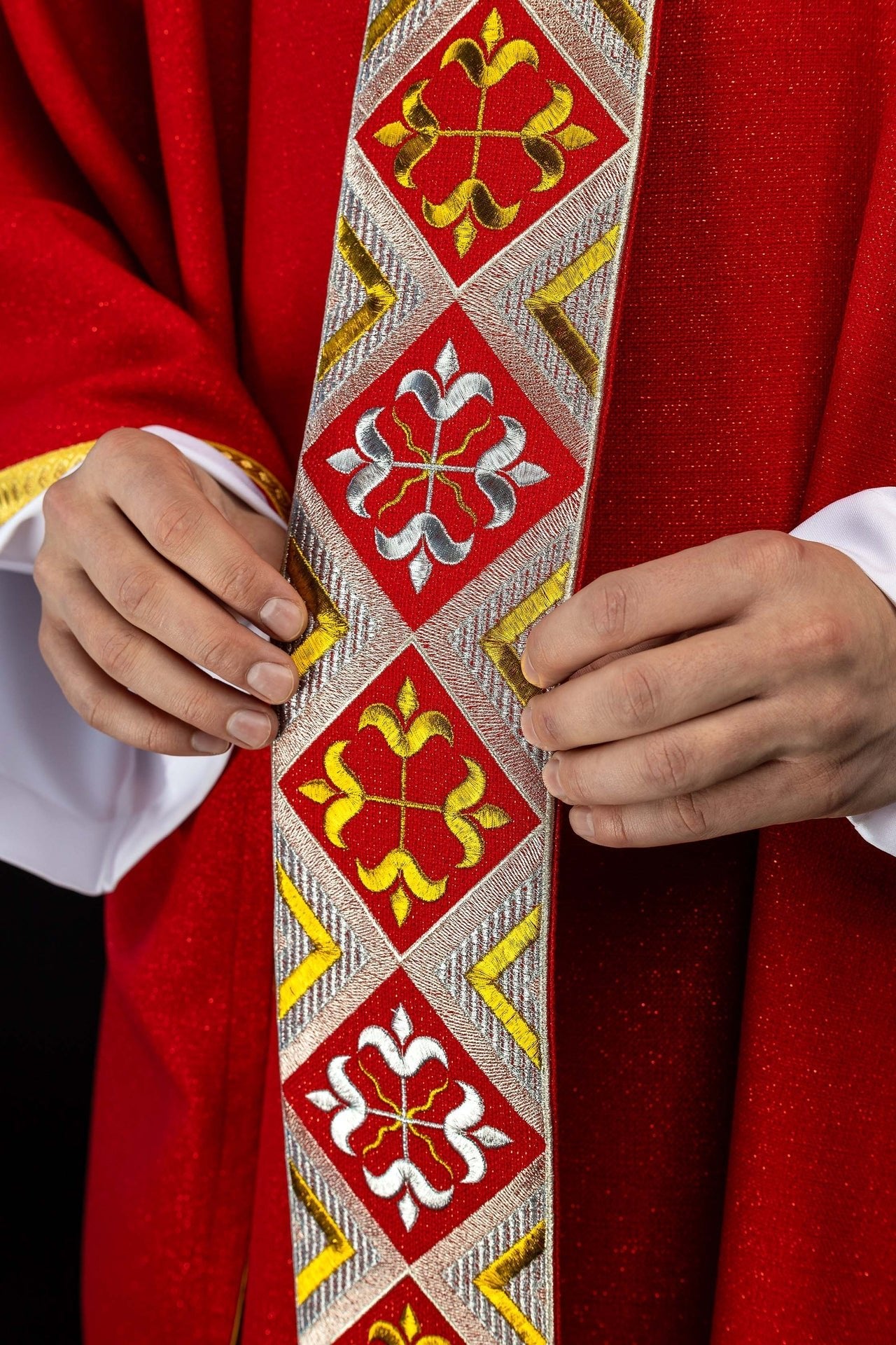 Bande brodée pour chasuble incluse dans l’ensemble avec la chasuble couleur rouge LE/7042/02 - CHASUBLES.FR