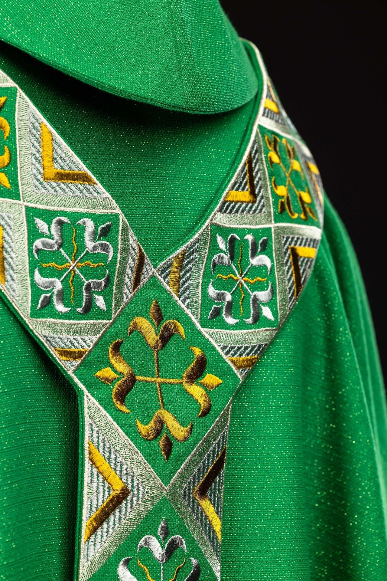 Bande brodée pour chasuble incluse dans l’ensemble avec la chasuble couleur verte LE/7042/01 - CHASUBLES.FR