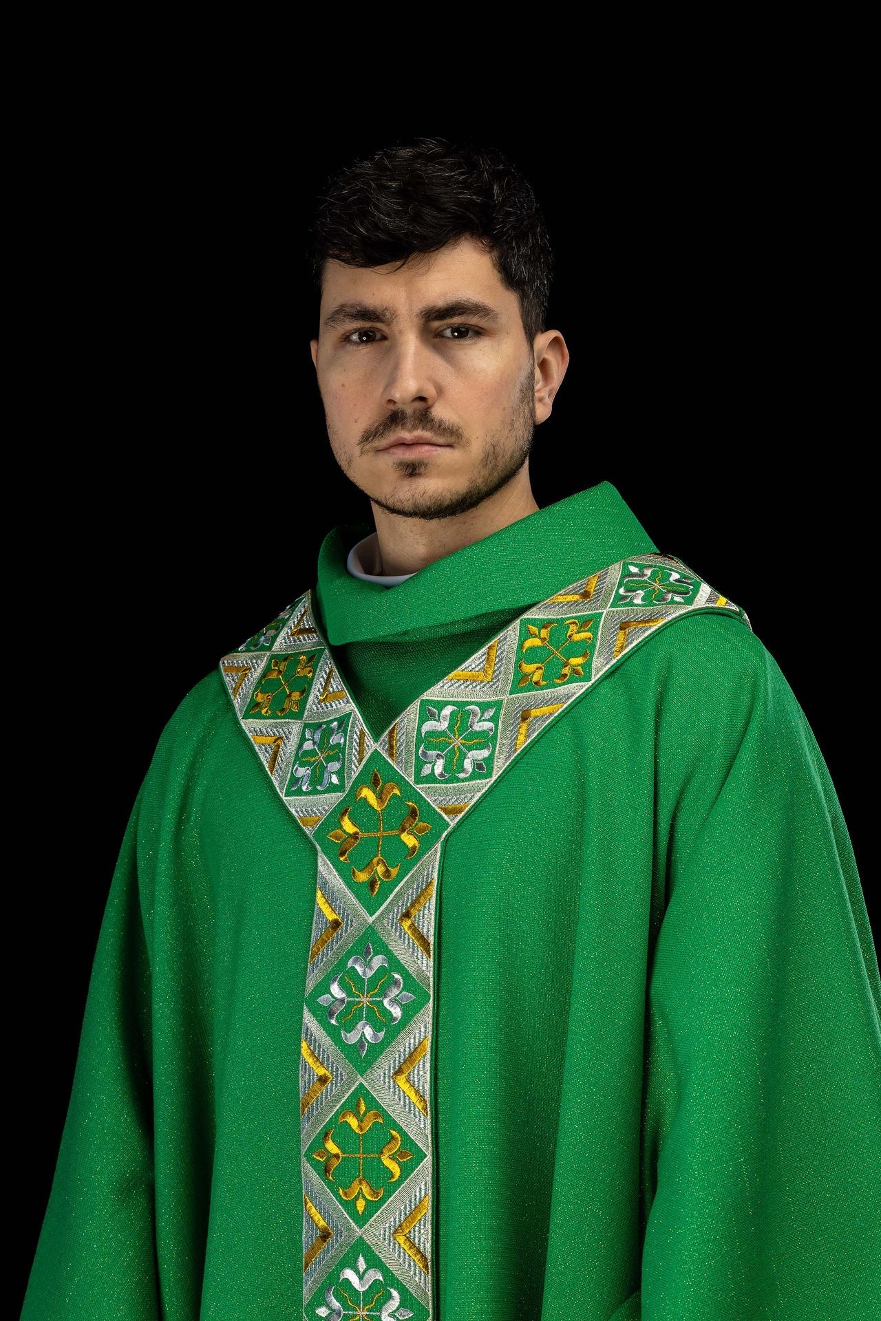 Bande brodée pour chasuble incluse dans l’ensemble avec la chasuble couleur verte LE/7042/01 - CHASUBLES.FR