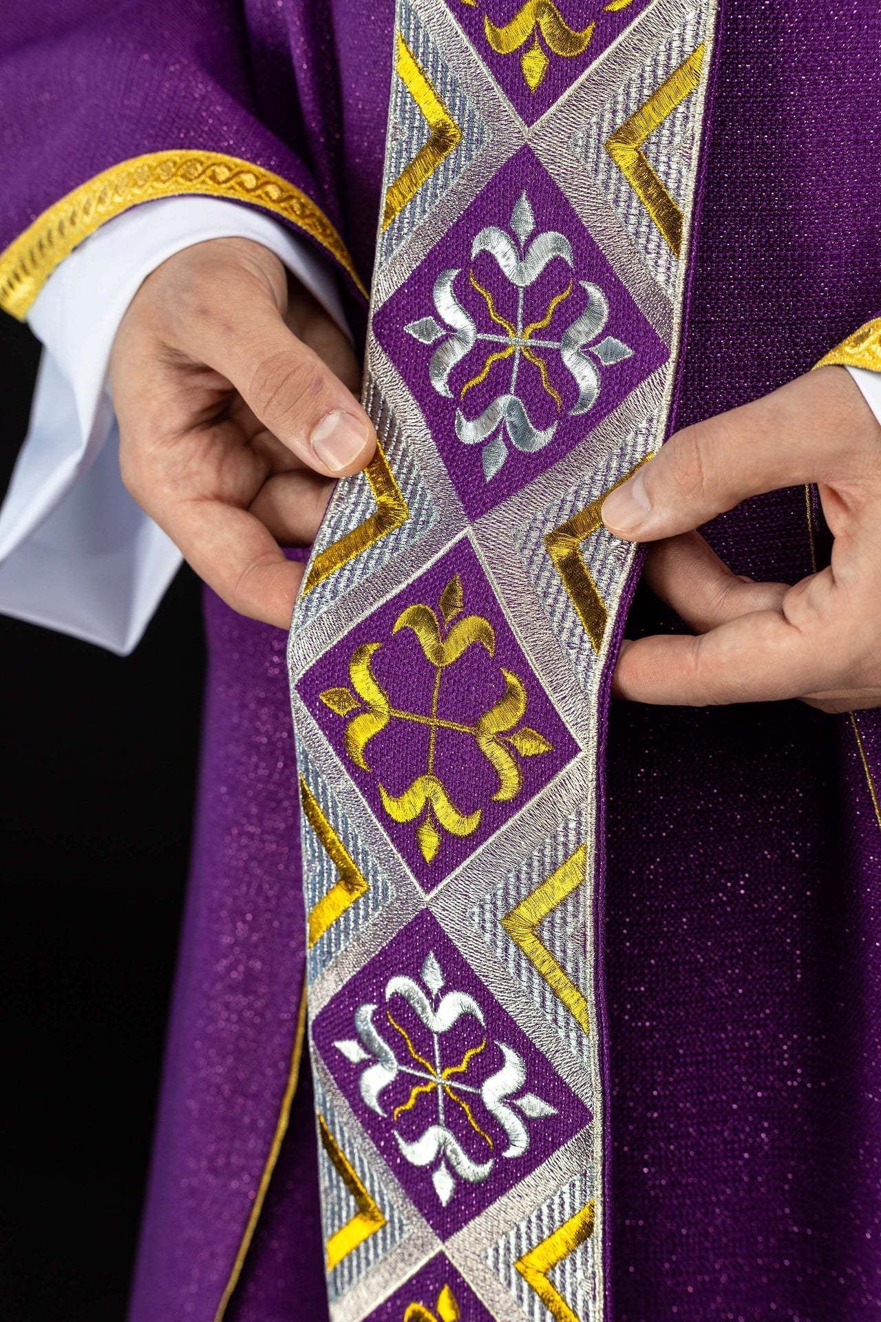 Bande brodée pour chasuble incluse dans l’ensemble avec la chasuble couleur violette LE/7042/03 - CHASUBLES.FR