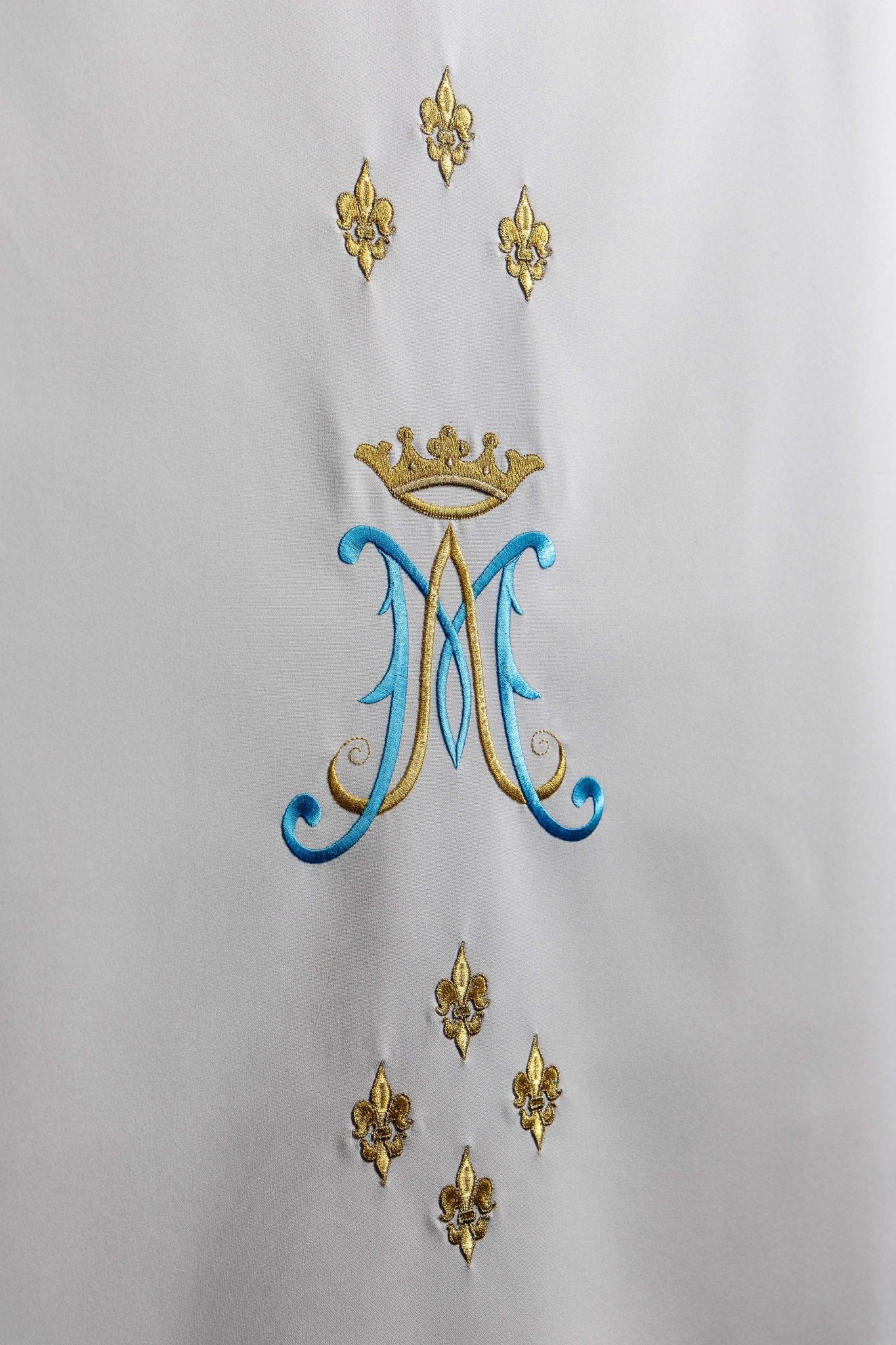 Blanc voile de lutrin brodée avec motif marial KMO/017/04/01 BIAŁY 55*250 - CHASUBLES.FR