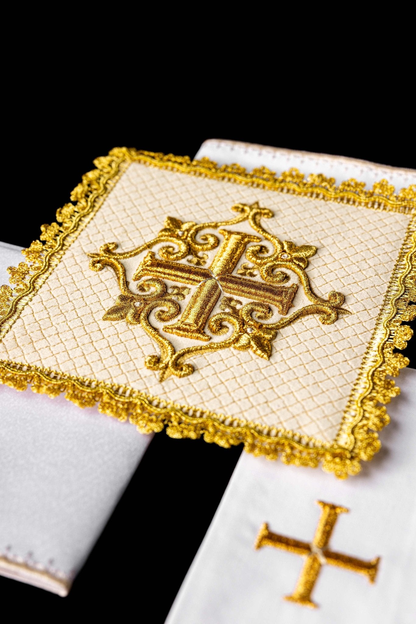 Calice en lin avec croix broderie eucharistique motif de croix velours écru LE/5029/C4 - CHASUBLES.FR