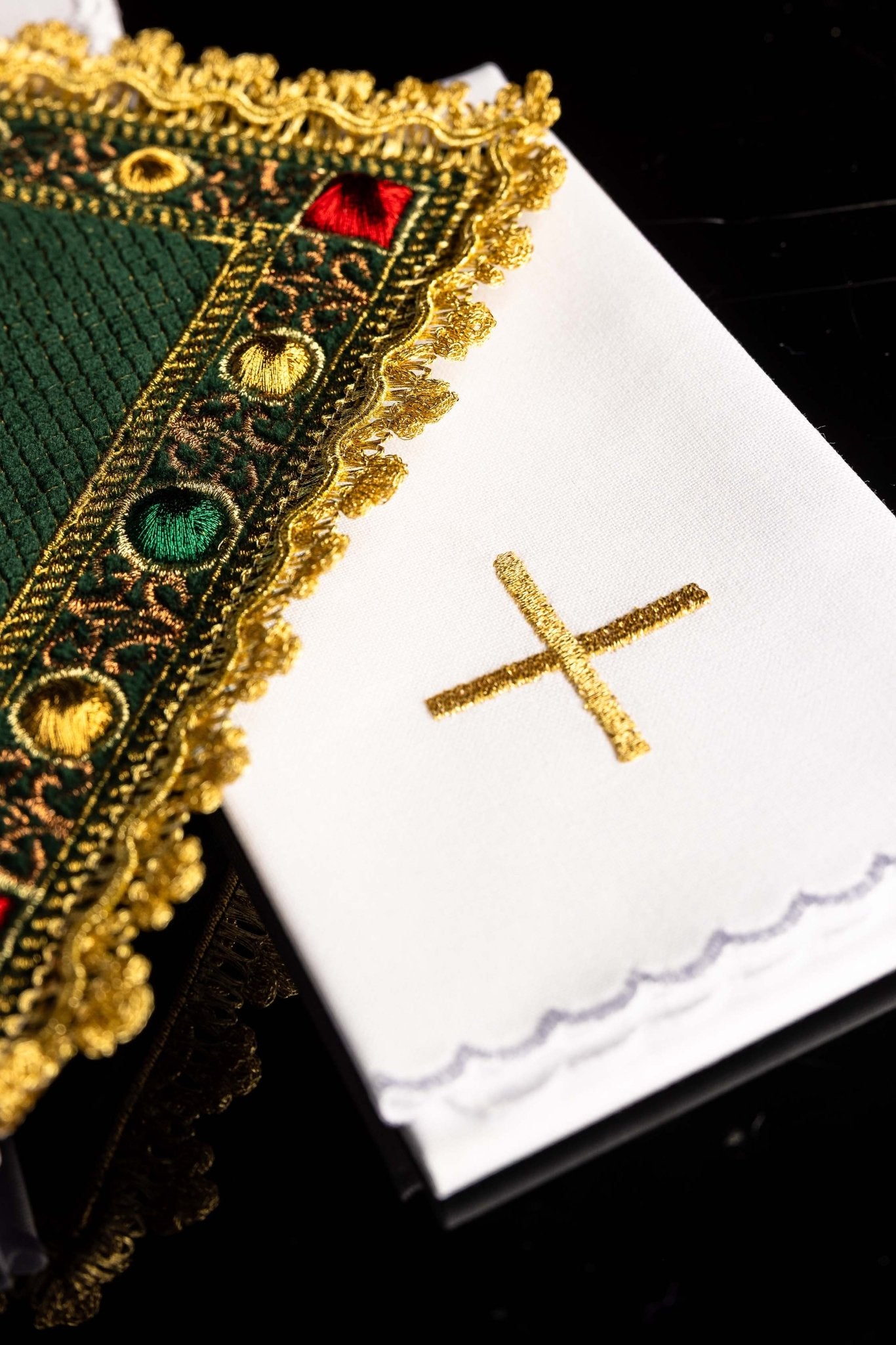 Calice en lin avec croix broderie eucharistique motif de IHS velours vert S-5567-C1 - CHASUBLES.FR