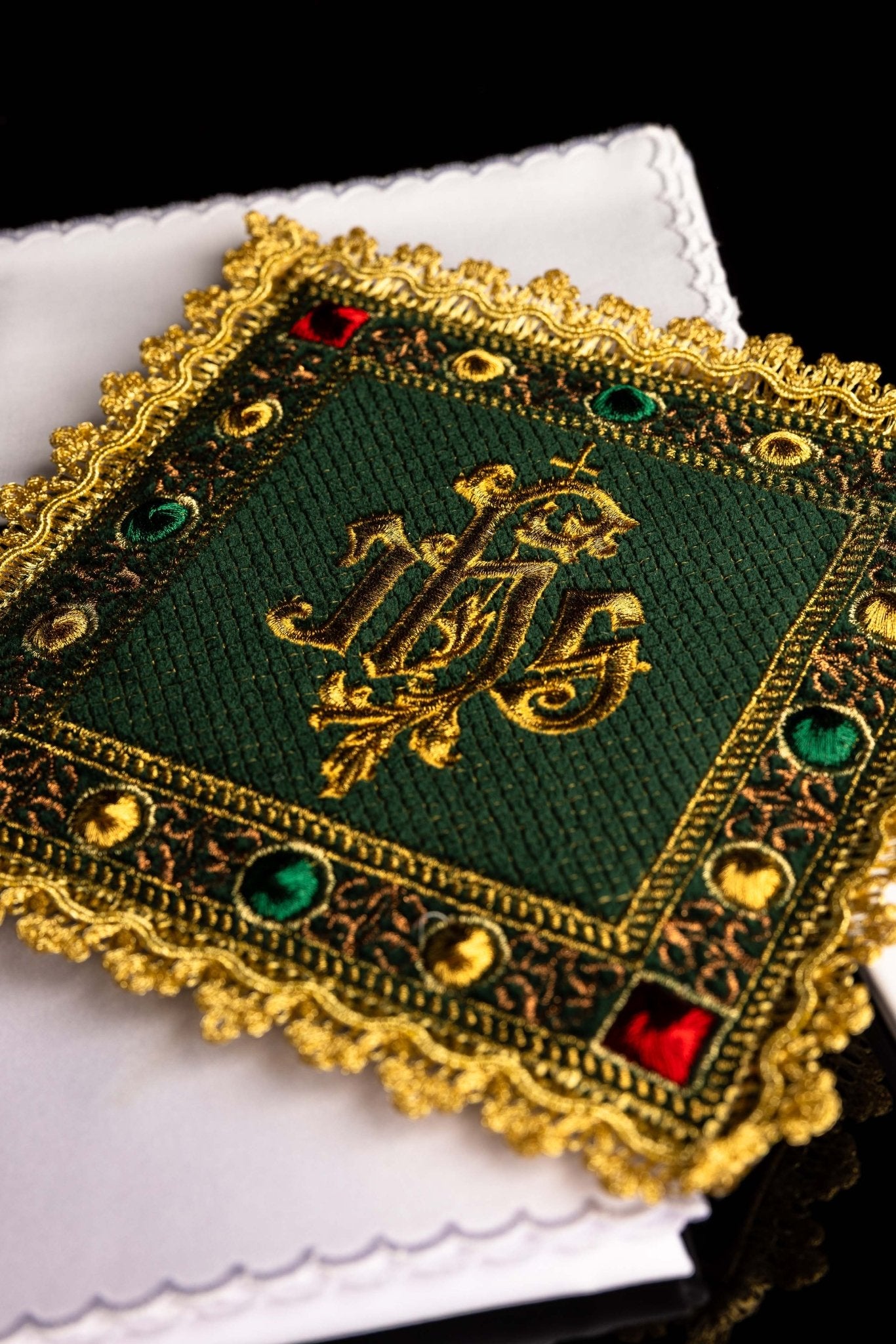 Calice en lin avec croix broderie eucharistique motif de IHS velours vert S-5567-C1 - CHASUBLES.FR