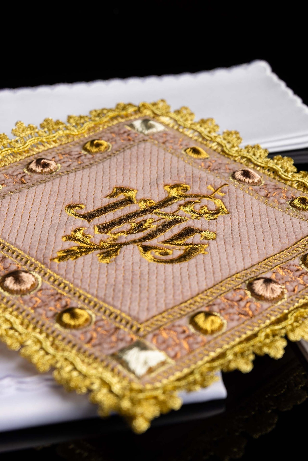 Calice en velours rose avec symbole IHS brodé S-5567-C5 - CHASUBLES.FR