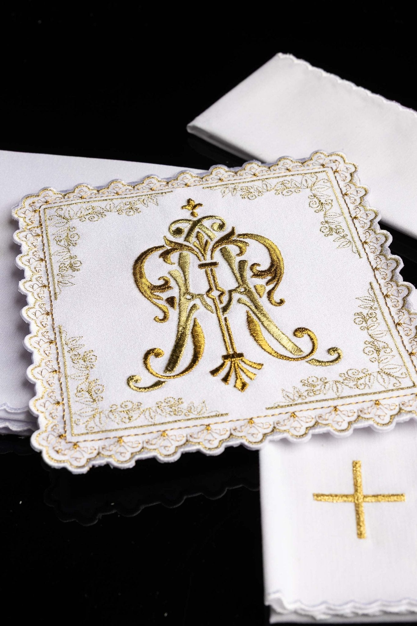 Calice liturgique avec motif marial brodé en or S-5564 - CHASUBLES.FR