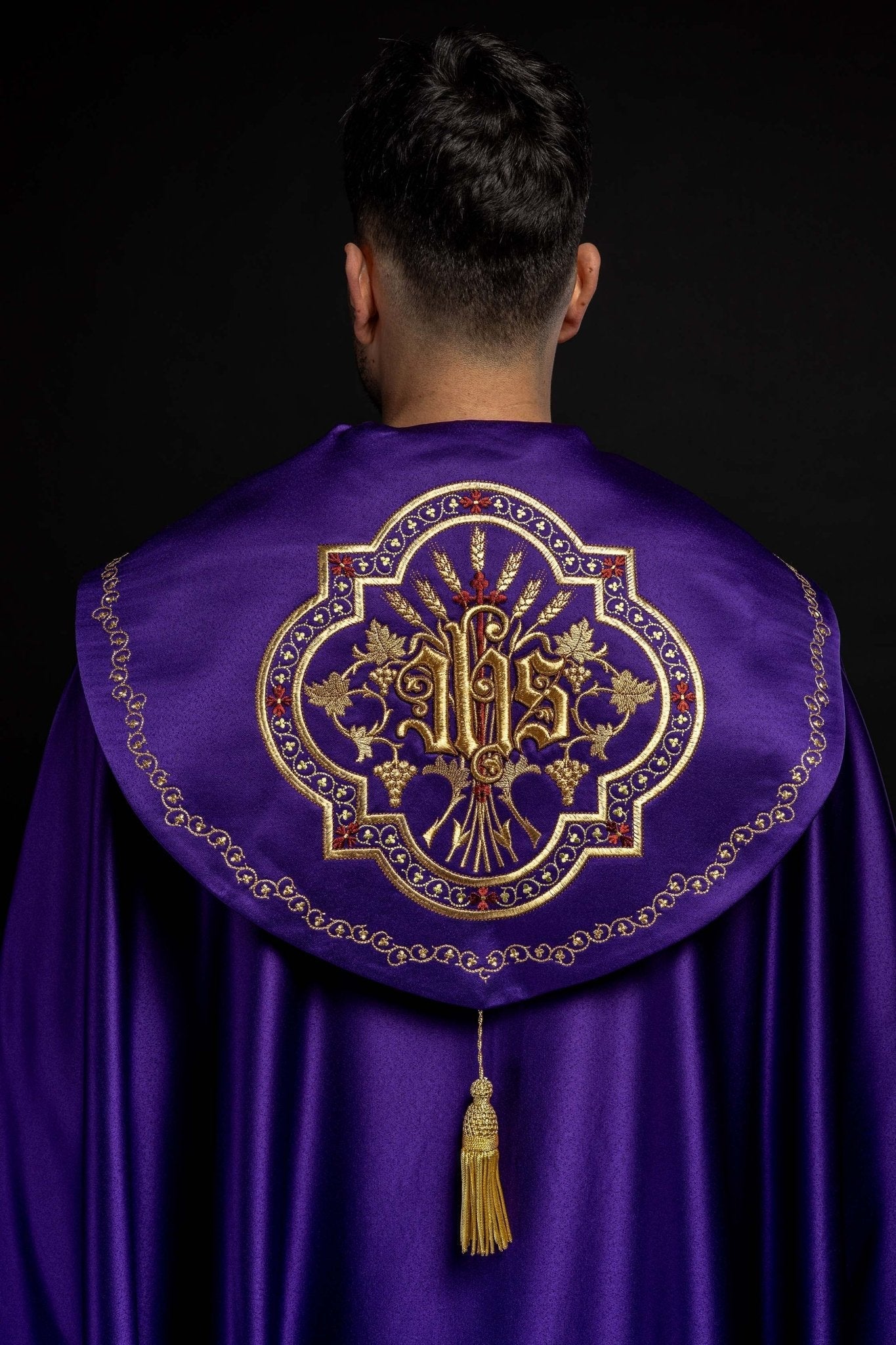 Cape eucharistique avec monogramme richement décoré en violet KKP/004/03/20 145cm - CHASUBLES.FR