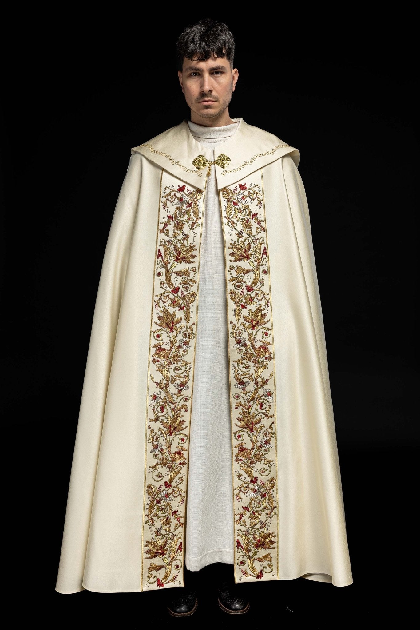 Cape IHS écrue richement brodée KKP/004/05/20 145cm - CHASUBLES.FR