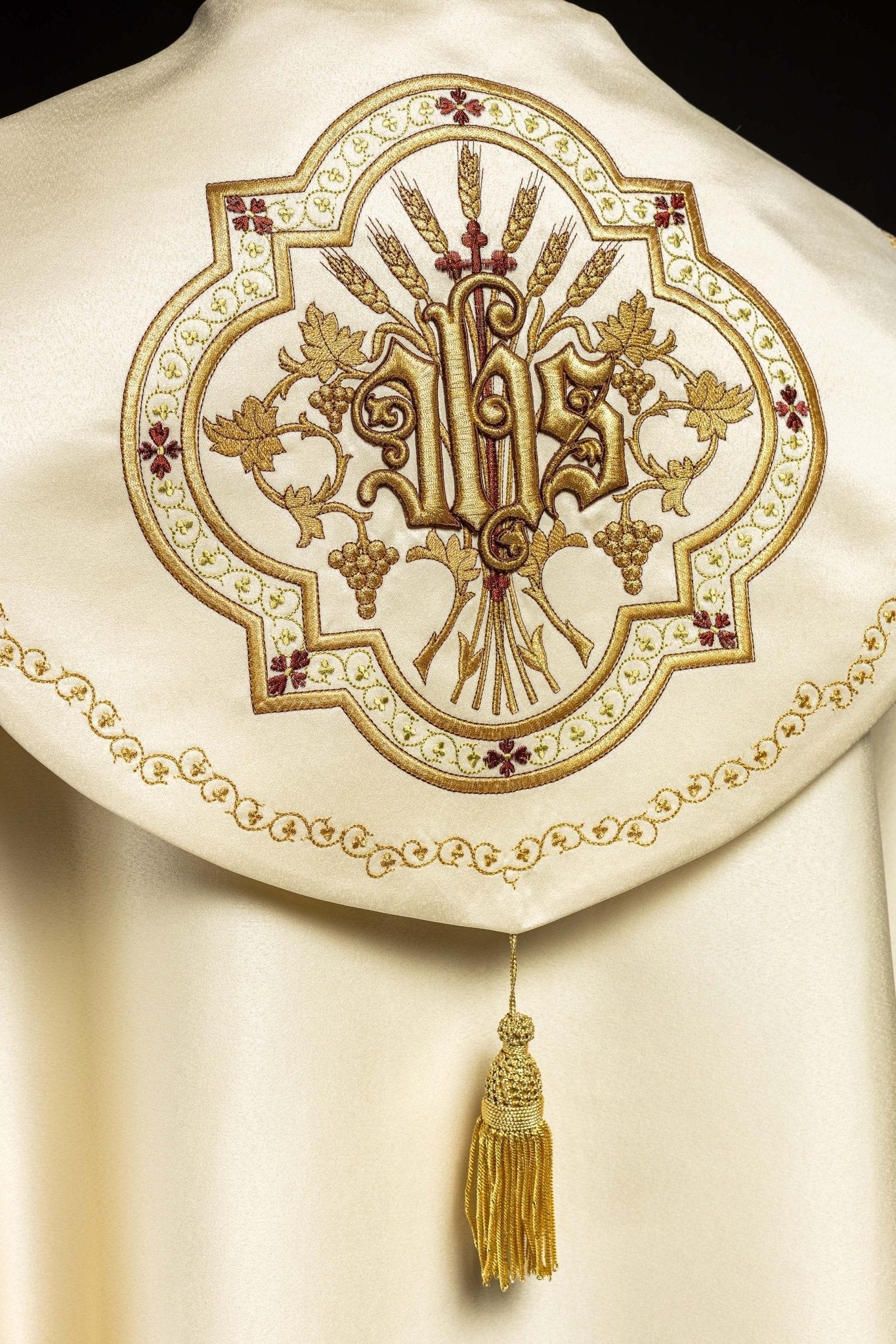 Cape IHS écrue richement brodée KKP/004/05/20 145cm - CHASUBLES.FR