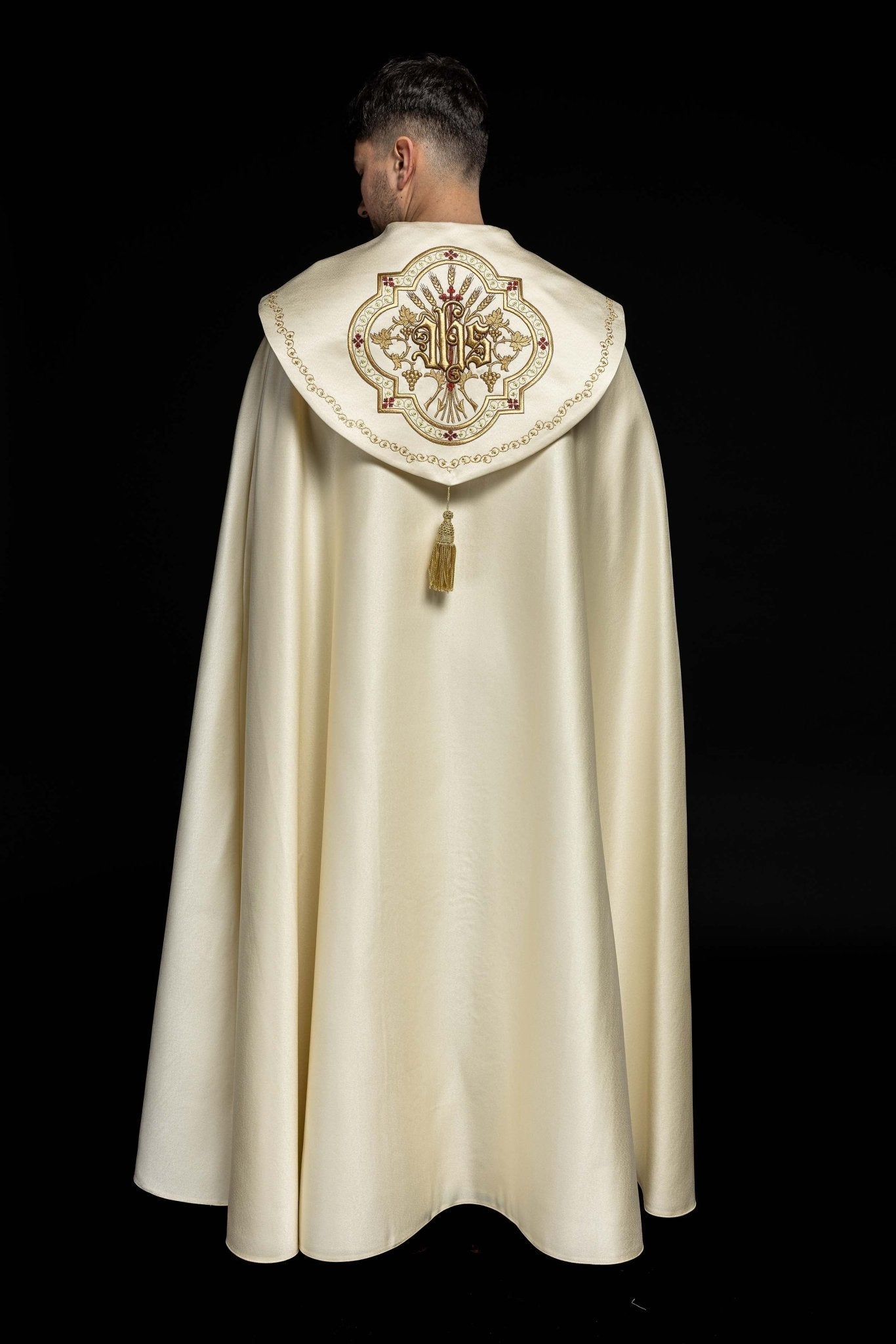 Cape IHS écrue richement brodée KKP/004/05/20 145cm - CHASUBLES.FR