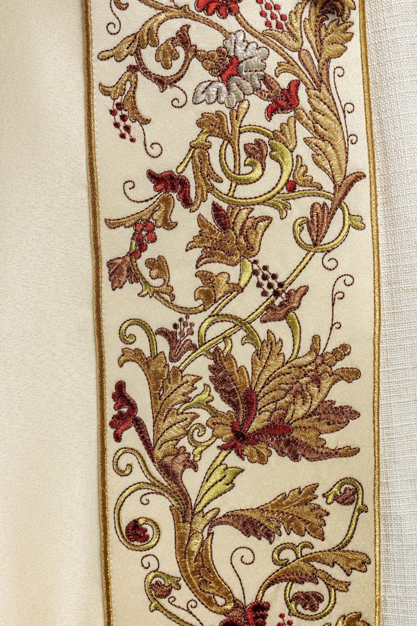 Cape IHS écrue richement brodée KKP/004/05/20 145cm - CHASUBLES.FR