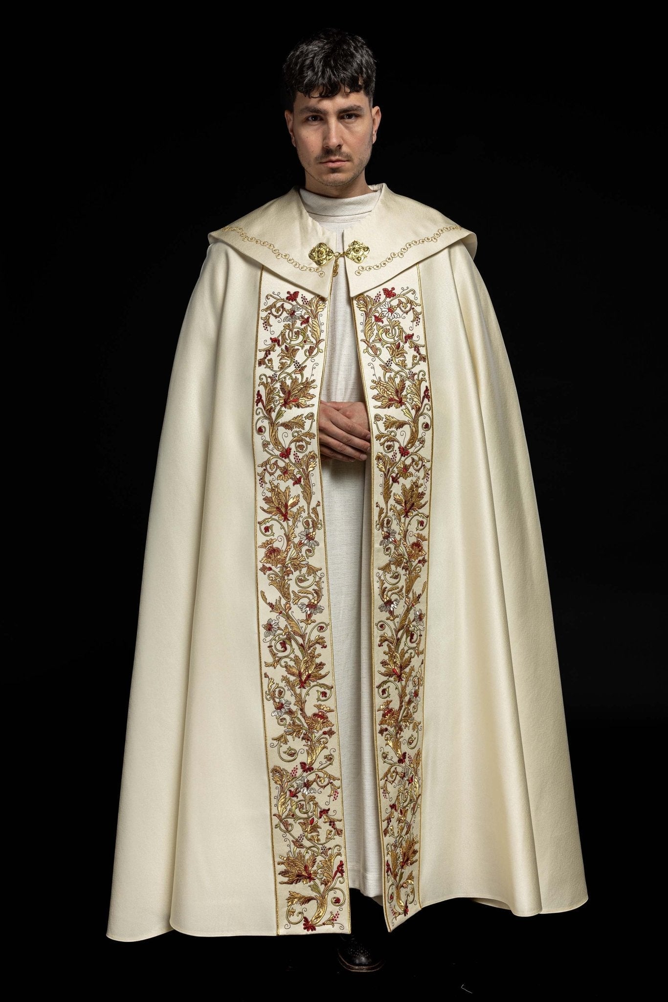 Cape IHS écrue richement brodée KKP/004/05/20 145cm - CHASUBLES.FR