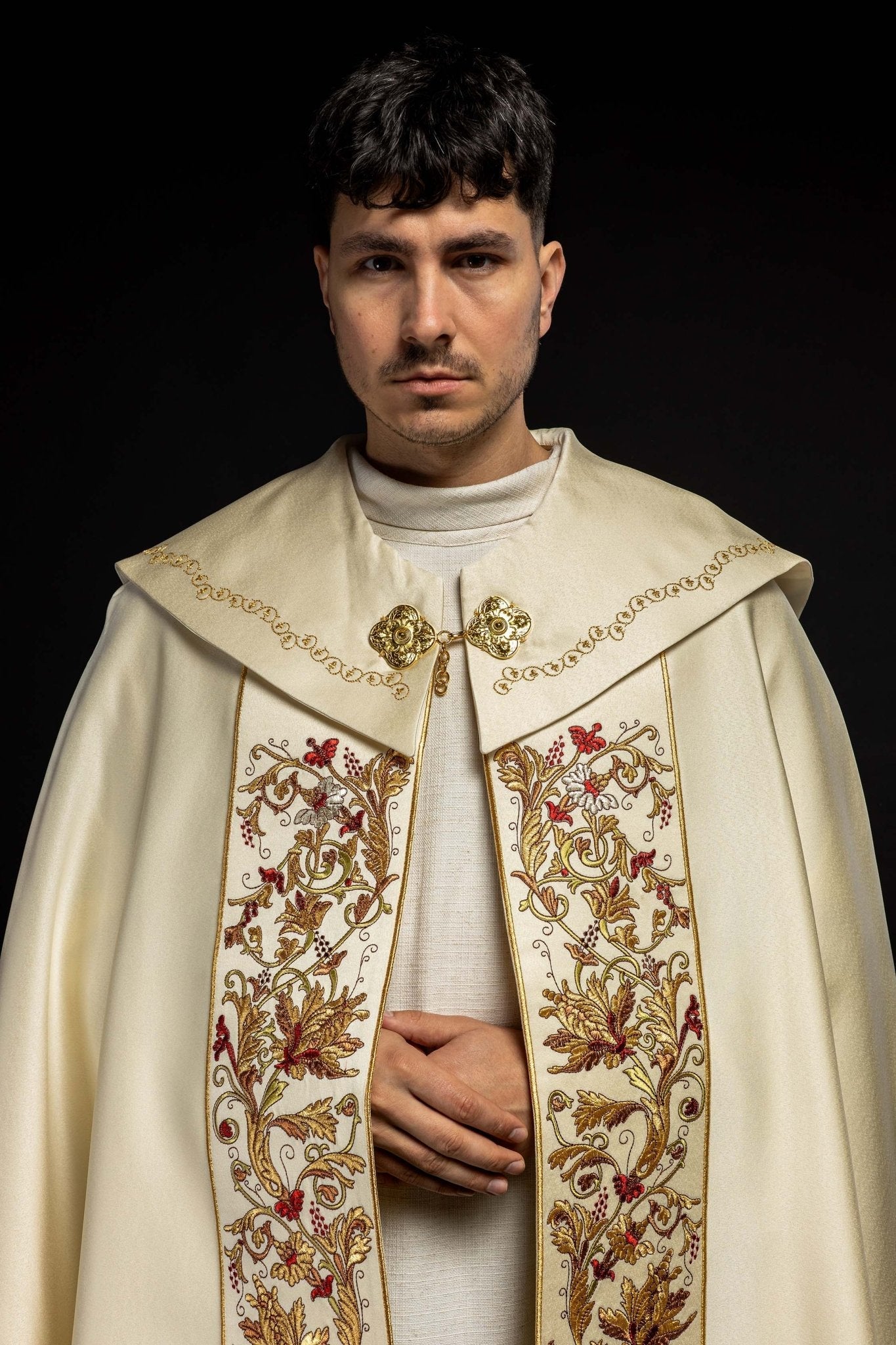 Cape IHS écrue richement brodée KKP/004/05/20 145cm - CHASUBLES.FR