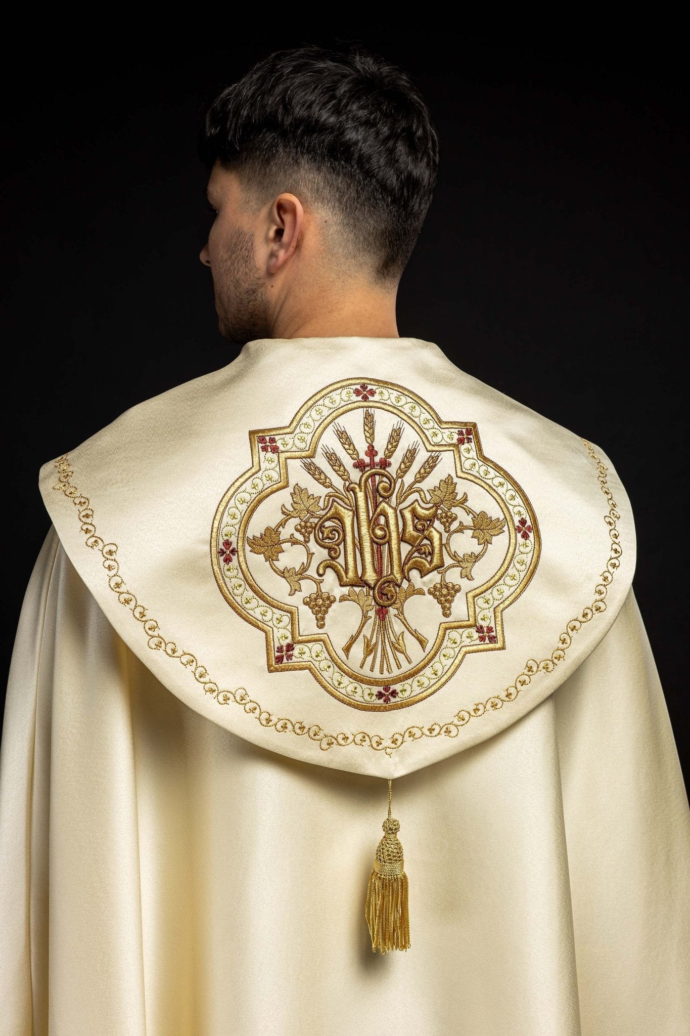 Cape IHS écrue richement brodée KKP/004/05/20 145cm - CHASUBLES.FR