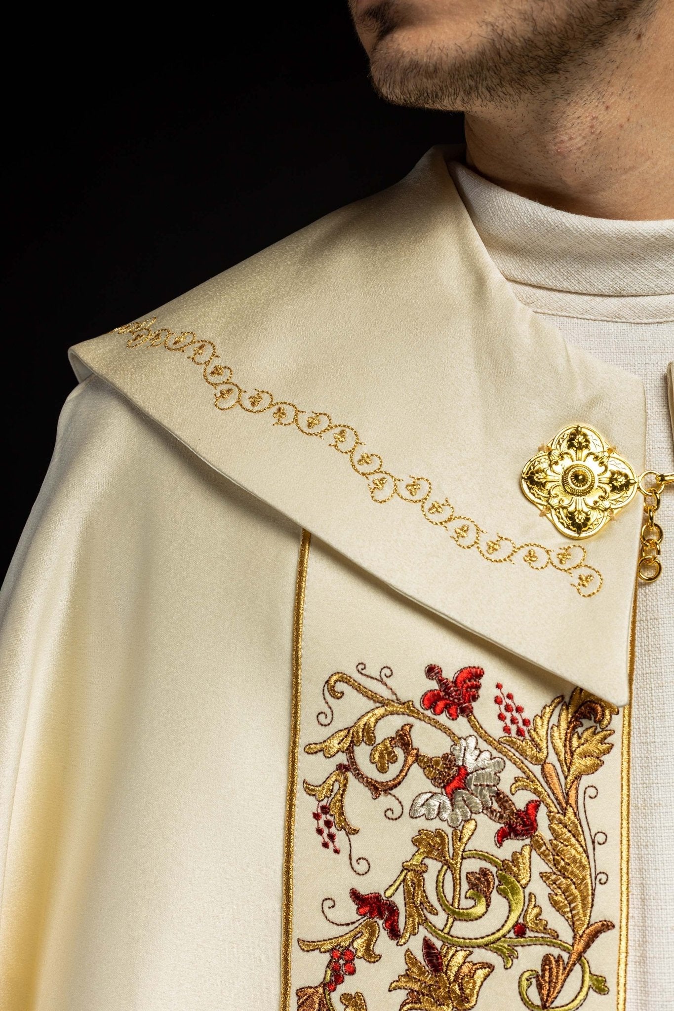 Cape IHS écrue richement brodée KKP/004/05/20 145cm - CHASUBLES.FR