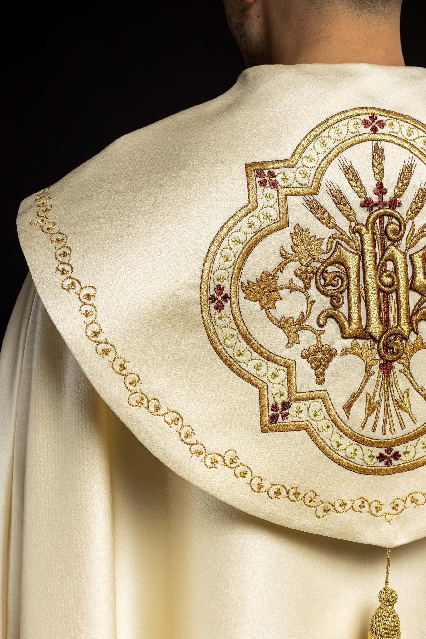 Cape IHS écrue richement brodée KKP/004/05/20 145cm - CHASUBLES.FR