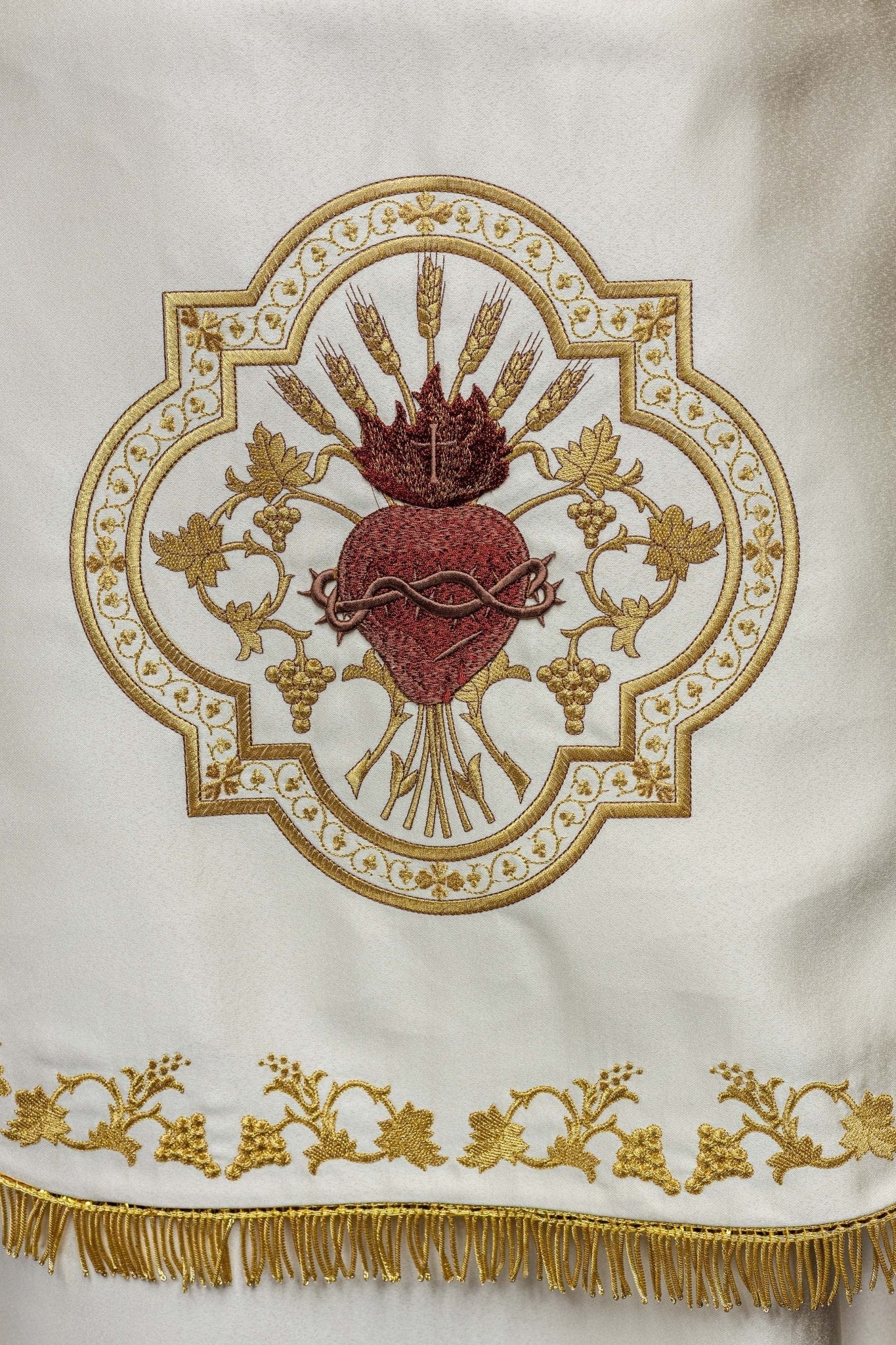 Cape romaine en satin écru avec cœur brodé du Seigneur Jésus KKP/026/05/20 150 cm - CHASUBLES.FR